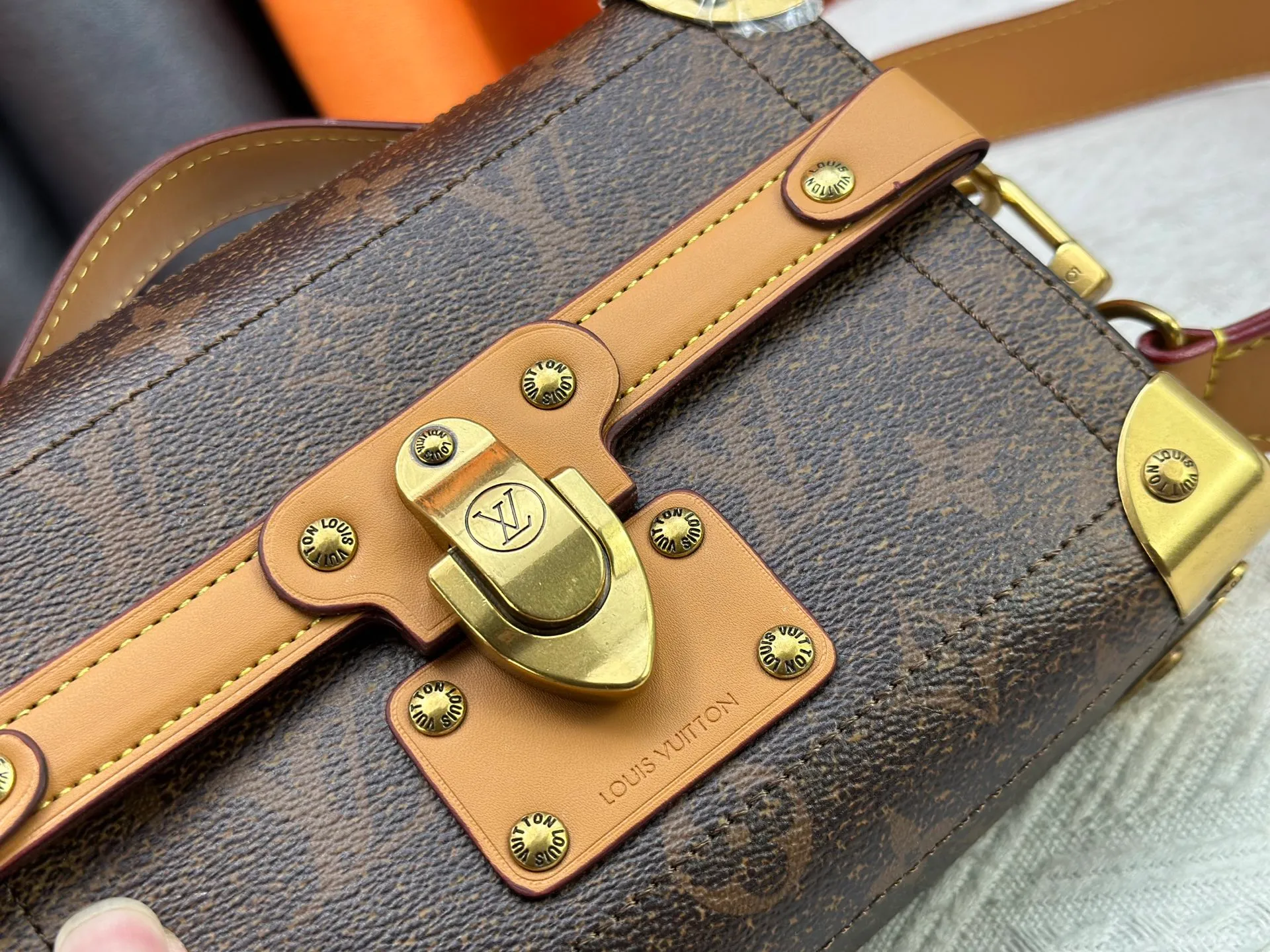 P320 Upgraded Original M13871 Embossed Black M11743 Black Flower M11516 Black M11535 Presbyopic M12686 This Soul Trunk handbag is crafted by Pharrell Williams and is made of flexible LV Colorado cow leather with a grained texture. The Tumbler's magnetic clasp, rivets and top handles harken back to classic hard case elements, while a removable and adjustable shoulder strap completes the sophisticated details. Size: 19x15x7cm