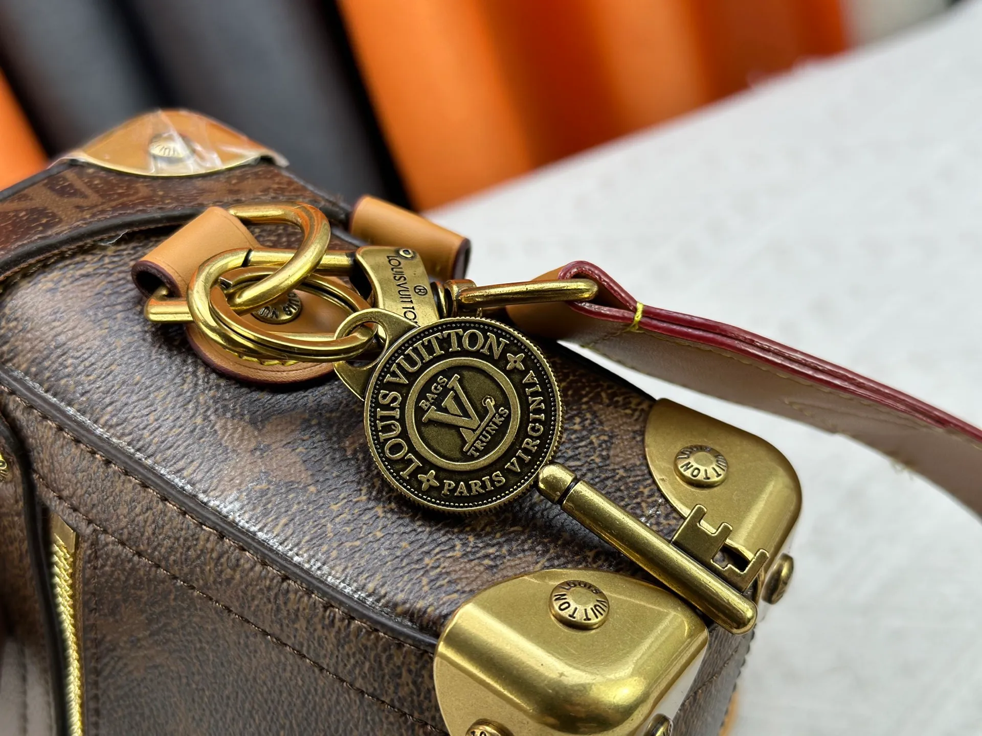 P320 Upgraded Original M13871 Embossed Black M11743 Black Flower M11516 Black M11535 Presbyopic M12686 This Soul Trunk handbag is crafted by Pharrell Williams and is made of flexible LV Colorado cow leather with a grained texture. The Tumbler's magnetic clasp, rivets and top handles harken back to classic hard case elements, while a removable and adjustable shoulder strap completes the sophisticated details. Size: 19x15x7cm