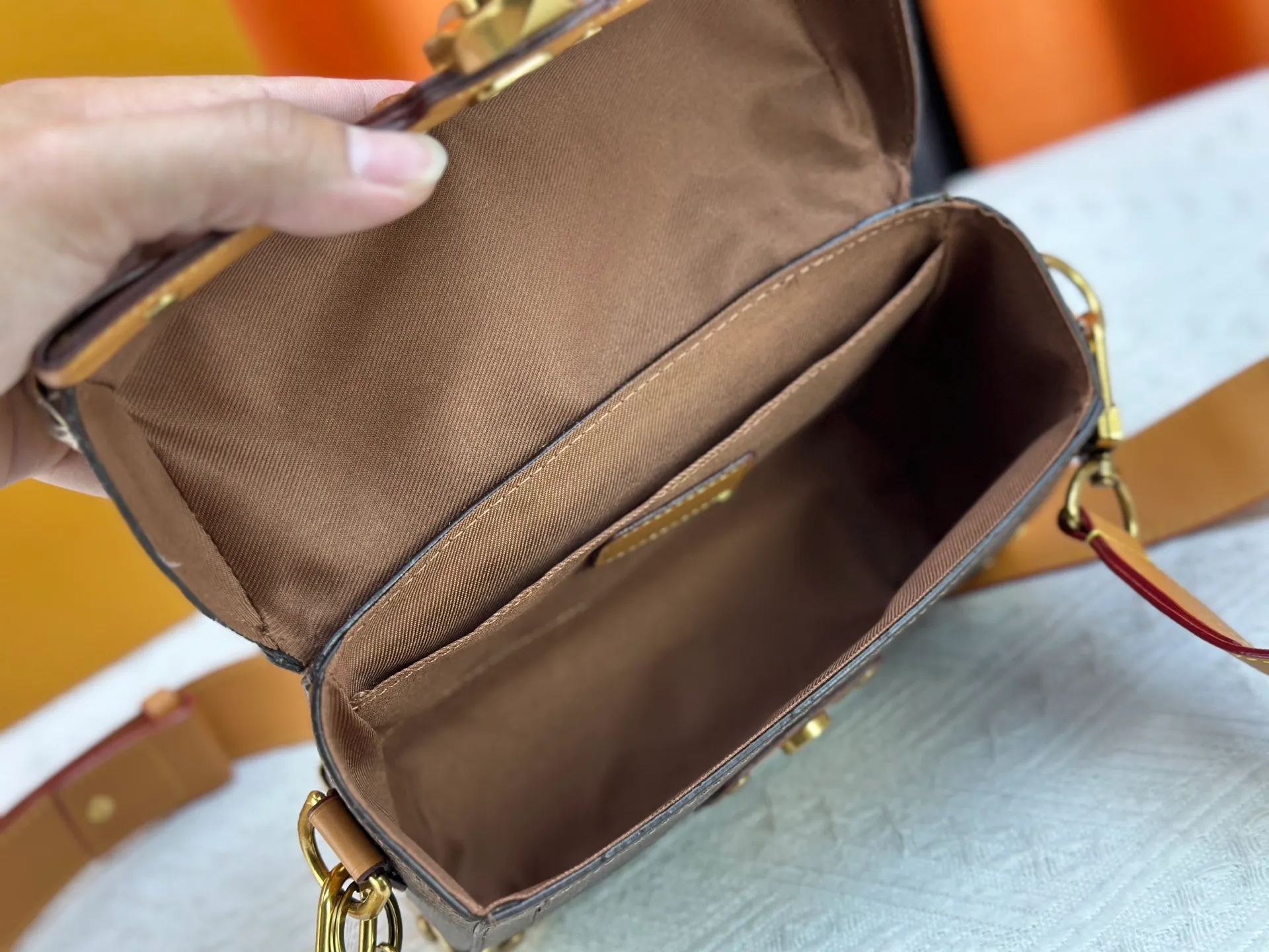 P320 Upgraded Original M13871 Embossed Black M11743 Black Flower M11516 Black M11535 Presbyopic M12686 This Soul Trunk handbag is crafted by Pharrell Williams and is made of flexible LV Colorado cow leather with a grained texture. The Tumbler's magnetic clasp, rivets and top handles harken back to classic hard case elements, while a removable and adjustable shoulder strap completes the sophisticated details. Size: 19x15x7cm