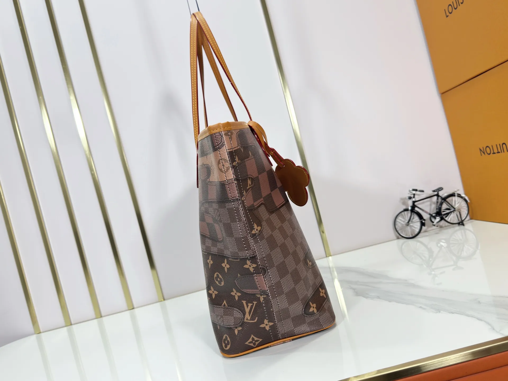P240 Upgraded original M26174 M40995 This Nevereverfull handbag is made of multiple classic canvases to create a spacious configuration. The Monogram canvas body is integrated with Damier and Monogram Reverse embroidery patches, presenting a striking and unique mosaic effect. LV Dynasty decoration adds a touch of brilliance, and the removable inner bag can be easily removed for separate use. Dimensions: 60.0 x 38.0 x 23.0 cm (length x height x width)