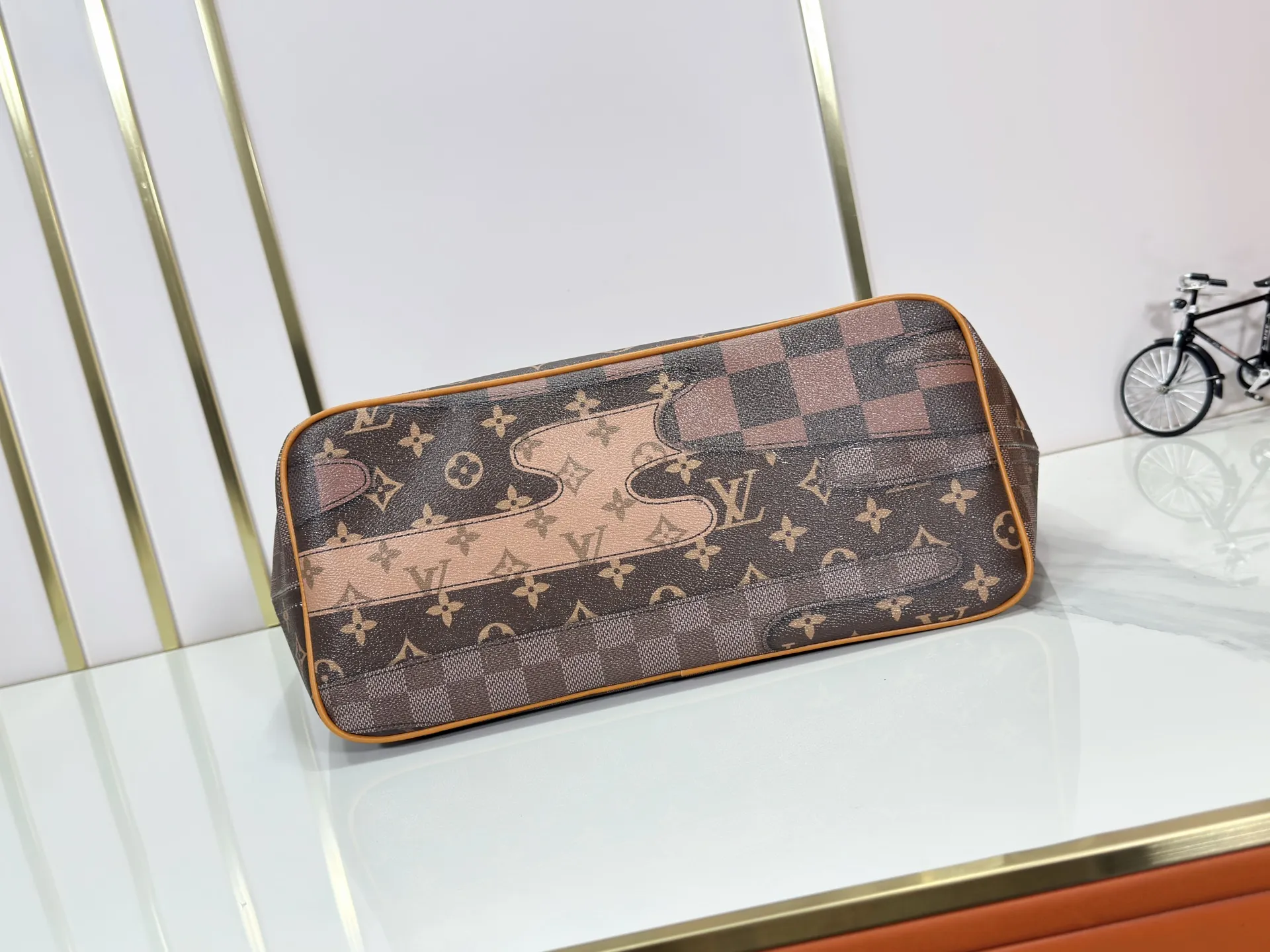 P240 Upgraded original M26174 M40995 This Nevereverfull handbag is made of multiple classic canvases to create a spacious configuration. The Monogram canvas body is integrated with Damier and Monogram Reverse embroidery patches, presenting a striking and unique mosaic effect. LV Dynasty decoration adds a touch of brilliance, and the removable inner bag can be easily removed for separate use. Dimensions: 60.0 x 38.0 x 23.0 cm (length x height x width)