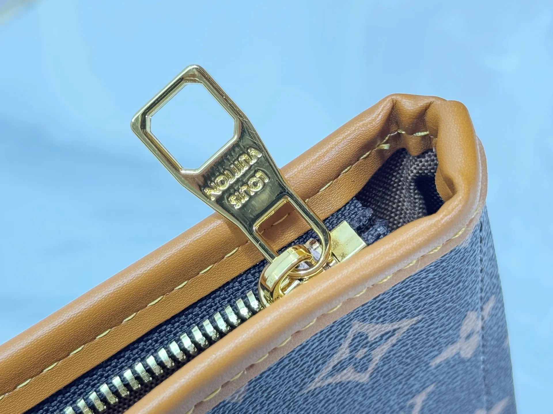 P240 Upgraded original M26174 M40995 This Nevereverfull handbag is made of multiple classic canvases to create a spacious configuration. The Monogram canvas body is integrated with Damier and Monogram Reverse embroidery patches, presenting a striking and unique mosaic effect. LV Dynasty decoration adds a touch of brilliance, and the removable inner bag can be easily removed for separate use. Dimensions: 60.0 x 38.0 x 23.0 cm (length x height x width)