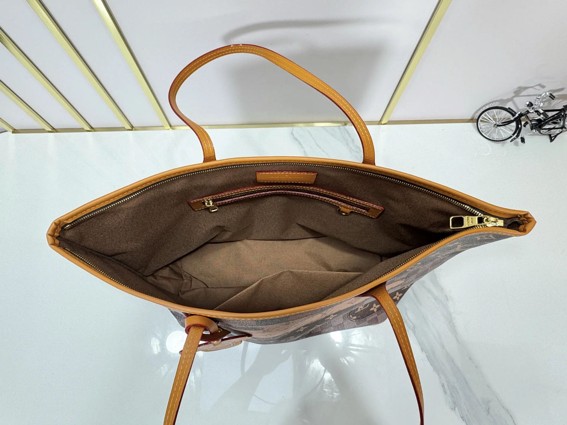 P240 Upgraded original M26174 M40995 This Nevereverfull handbag is made of multiple classic canvases to create a spacious configuration. The Monogram canvas body is integrated with Damier and Monogram Reverse embroidery patches, presenting a striking and unique mosaic effect. LV Dynasty decoration adds a touch of brilliance, and the removable inner bag can be easily removed for separate use. Dimensions: 60.0 x 38.0 x 23.0 cm (length x height x width)