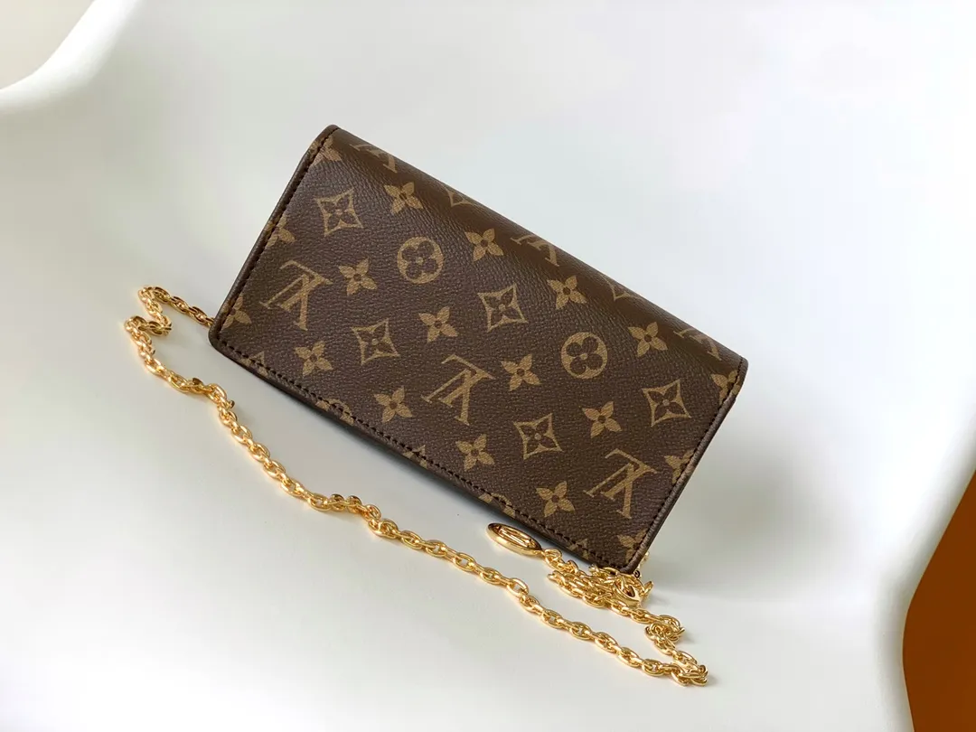 Factory price 480 chip version, M82509 top original order. The Lily Wallet On Chain handbag is cut out of Monogram canvas in a square shape, and the flap is embellished with studs and a Louis Vuitton logo plate. It has ample space to easily store all your day and night needs, and the LV Circle logo is embellished with a detachable and adjustable chain, allowing for a variety of carrying methods. 20.7 x 10.2 x 3.5 cm (L x H x W) • Monoglam coated canvas • Microfiber lining • Metal hardware • Flap closure • Card compartment • Patch pocket • Chain: removable • Chain half length: 51.0 cm
