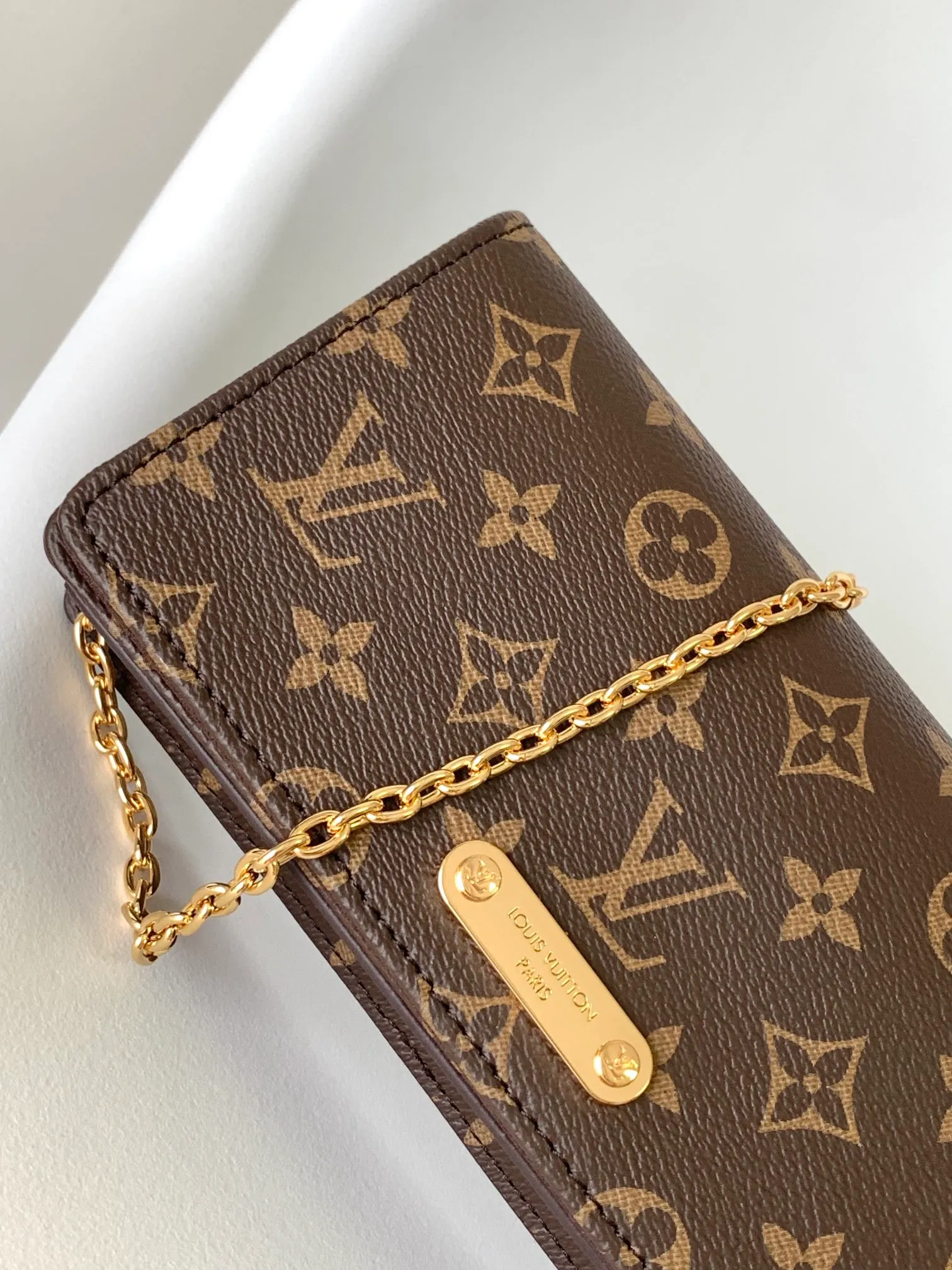 Factory price 480 chip version, M82509 top original order. The Lily Wallet On Chain handbag is cut out of Monogram canvas in a square shape, and the flap is embellished with studs and a Louis Vuitton logo plate. It has ample space to easily store all your day and night needs, and the LV Circle logo is embellished with a detachable and adjustable chain, allowing for a variety of carrying methods. 20.7 x 10.2 x 3.5 cm (L x H x W) • Monoglam coated canvas • Microfiber lining • Metal hardware • Flap closure • Card compartment • Patch pocket • Chain: removable • Chain half length: 51.0 cm