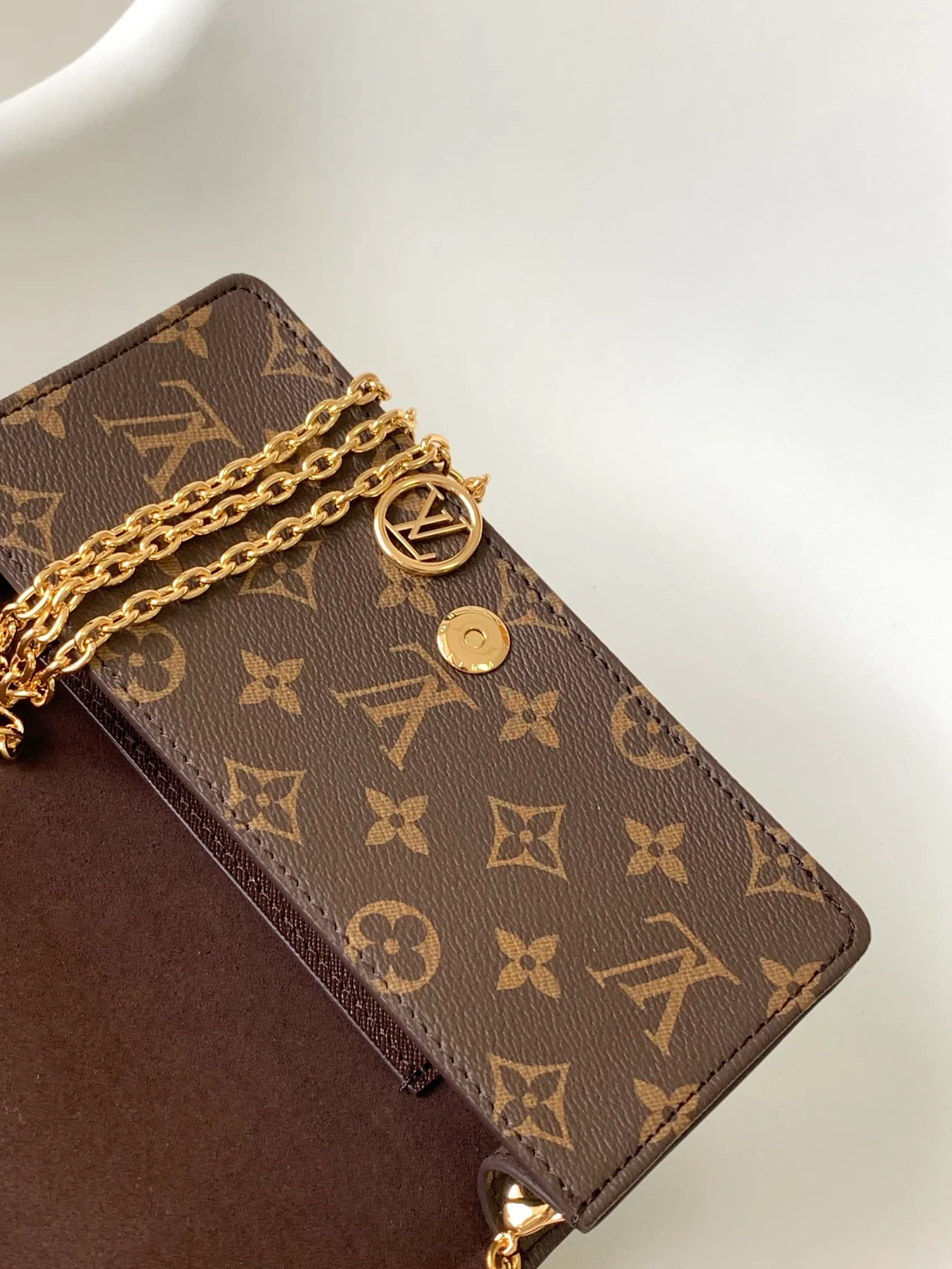 Factory price 480 chip version, M82509 top original order. The Lily Wallet On Chain handbag is cut out of Monogram canvas in a square shape, and the flap is embellished with studs and a Louis Vuitton logo plate. It has ample space to easily store all your day and night needs, and the LV Circle logo is embellished with a detachable and adjustable chain, allowing for a variety of carrying methods. 20.7 x 10.2 x 3.5 cm (L x H x W) • Monoglam coated canvas • Microfiber lining • Metal hardware • Flap closure • Card compartment • Patch pocket • Chain: removable • Chain half length: 51.0 cm