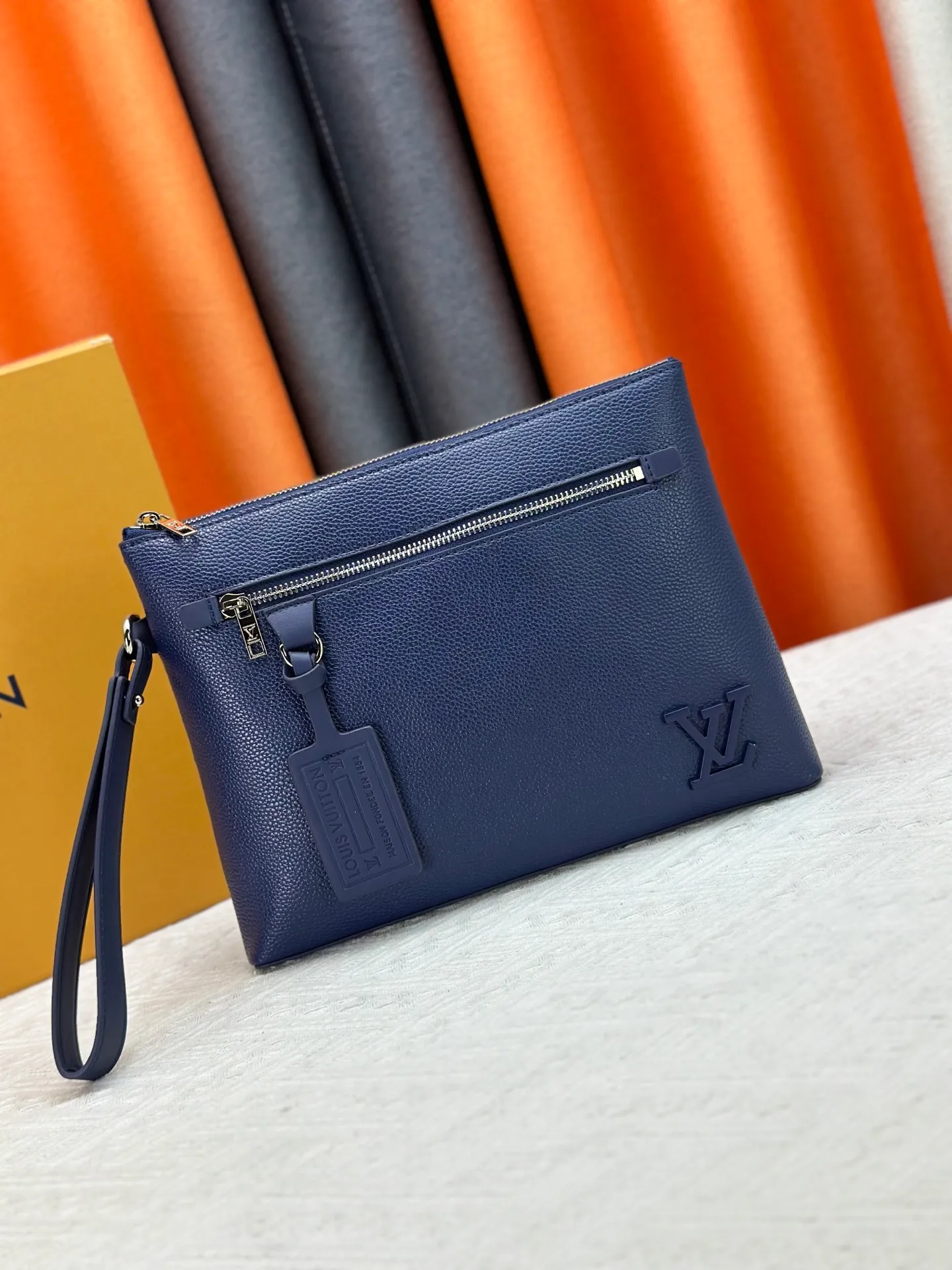 P240 M69837 M81735 M11486 M40504 M40505 Full leather clutch IPAD protective case The new LV Aerogram iPad protective case releases trendy style with a restrained design. The soft and delicate calfskin is like old aviation letterhead, the metal LV letters and customizable labels reveal classic heritage, and elements such as the detachable leather wristband upgrade the functionality. Dimensions: 30 x 22 x 5 cm