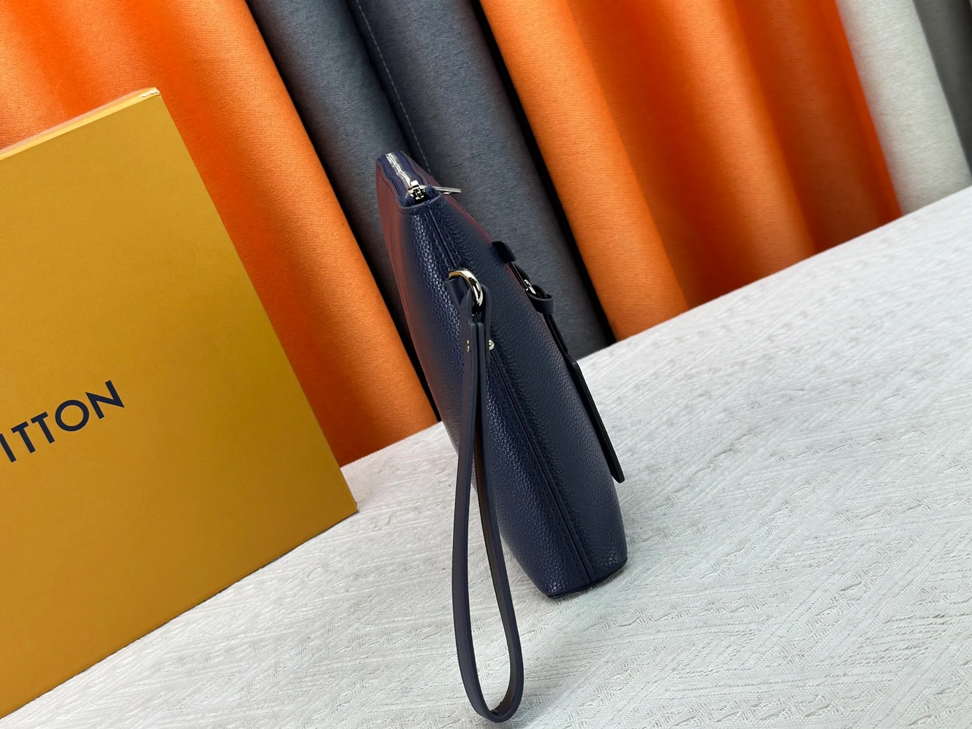 P240 M69837 M81735 M11486 M40504 M40505 Full leather clutch IPAD protective case The new LV Aerogram iPad protective case releases trendy style with a restrained design. The soft and delicate calfskin is like old aviation letterhead, the metal LV letters and customizable labels reveal classic heritage, and elements such as the detachable leather wristband upgrade the functionality. Dimensions: 30 x 22 x 5 cm