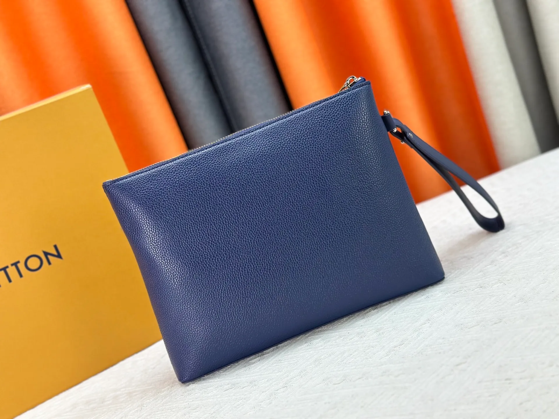 P240 M69837 M81735 M11486 M40504 M40505 Full leather clutch IPAD protective case The new LV Aerogram iPad protective case releases trendy style with a restrained design. The soft and delicate calfskin is like old aviation letterhead, the metal LV letters and customizable labels reveal classic heritage, and elements such as the detachable leather wristband upgrade the functionality. Dimensions: 30 x 22 x 5 cm