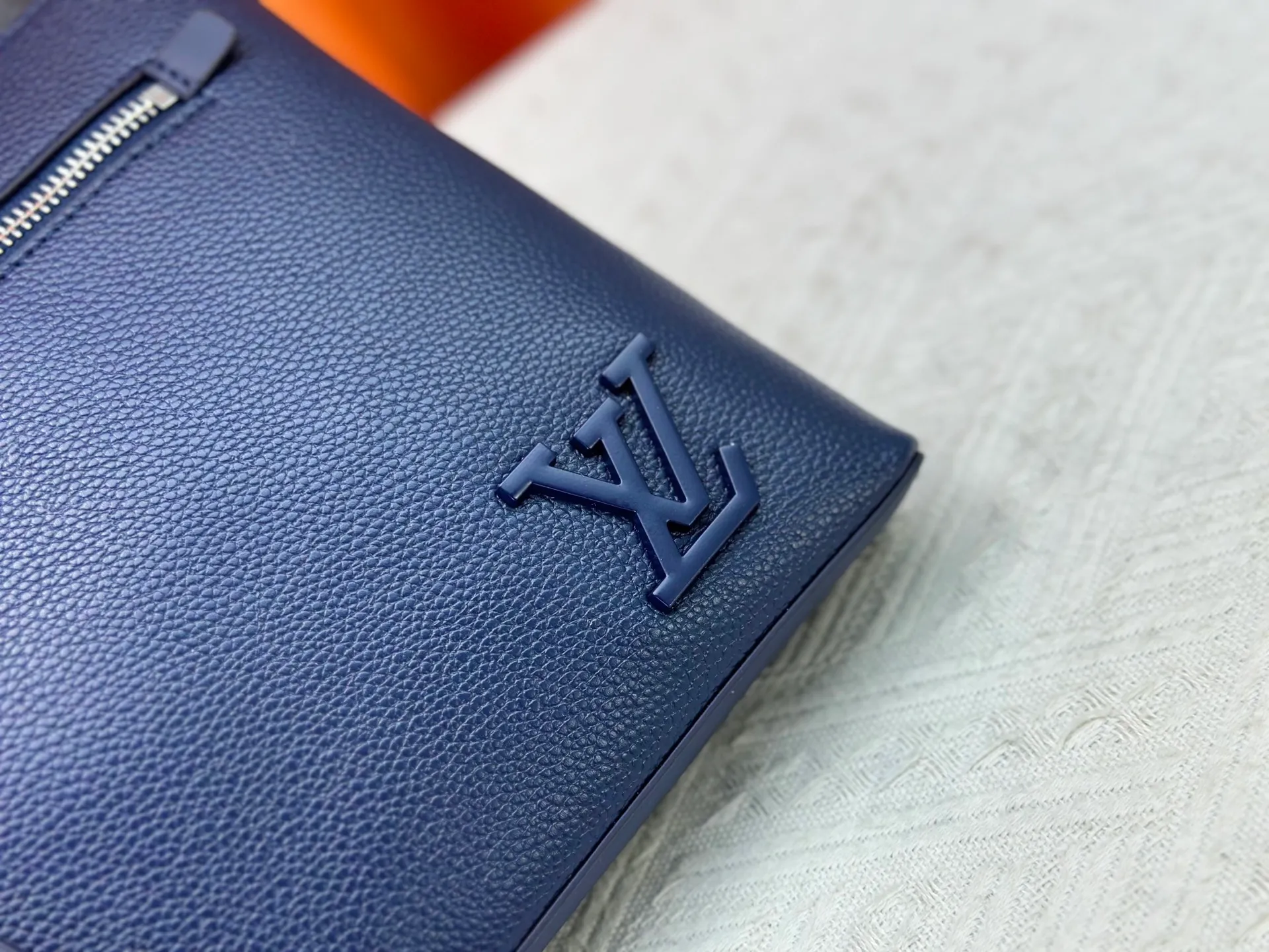 P240 M69837 M81735 M11486 M40504 M40505 Full leather clutch IPAD protective case The new LV Aerogram iPad protective case releases trendy style with a restrained design. The soft and delicate calfskin is like old aviation letterhead, the metal LV letters and customizable labels reveal classic heritage, and elements such as the detachable leather wristband upgrade the functionality. Dimensions: 30 x 22 x 5 cm