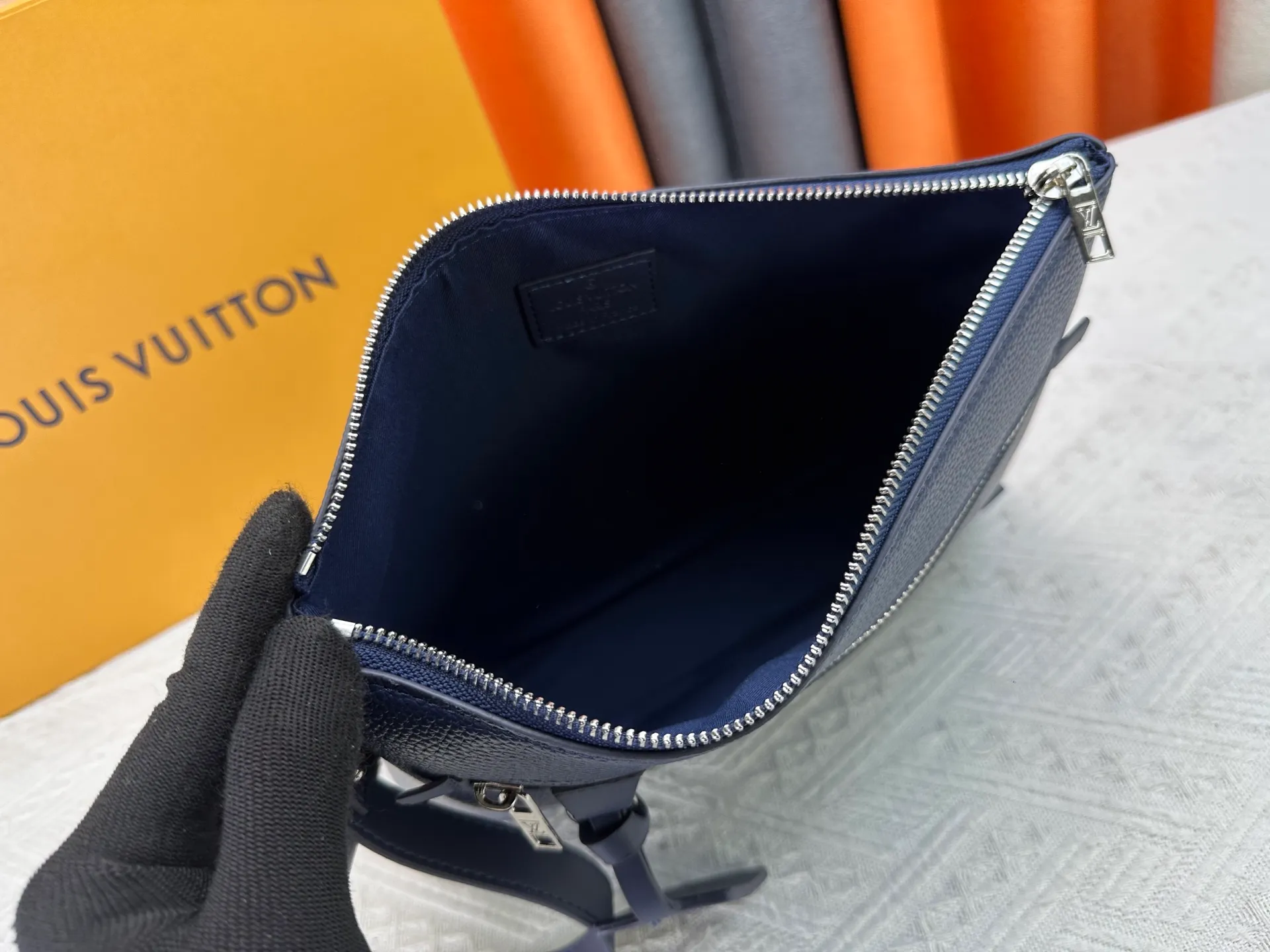 P240 M69837 M81735 M11486 M40504 M40505 Full leather clutch IPAD protective case The new LV Aerogram iPad protective case releases trendy style with a restrained design. The soft and delicate calfskin is like old aviation letterhead, the metal LV letters and customizable labels reveal classic heritage, and elements such as the detachable leather wristband upgrade the functionality. Dimensions: 30 x 22 x 5 cm