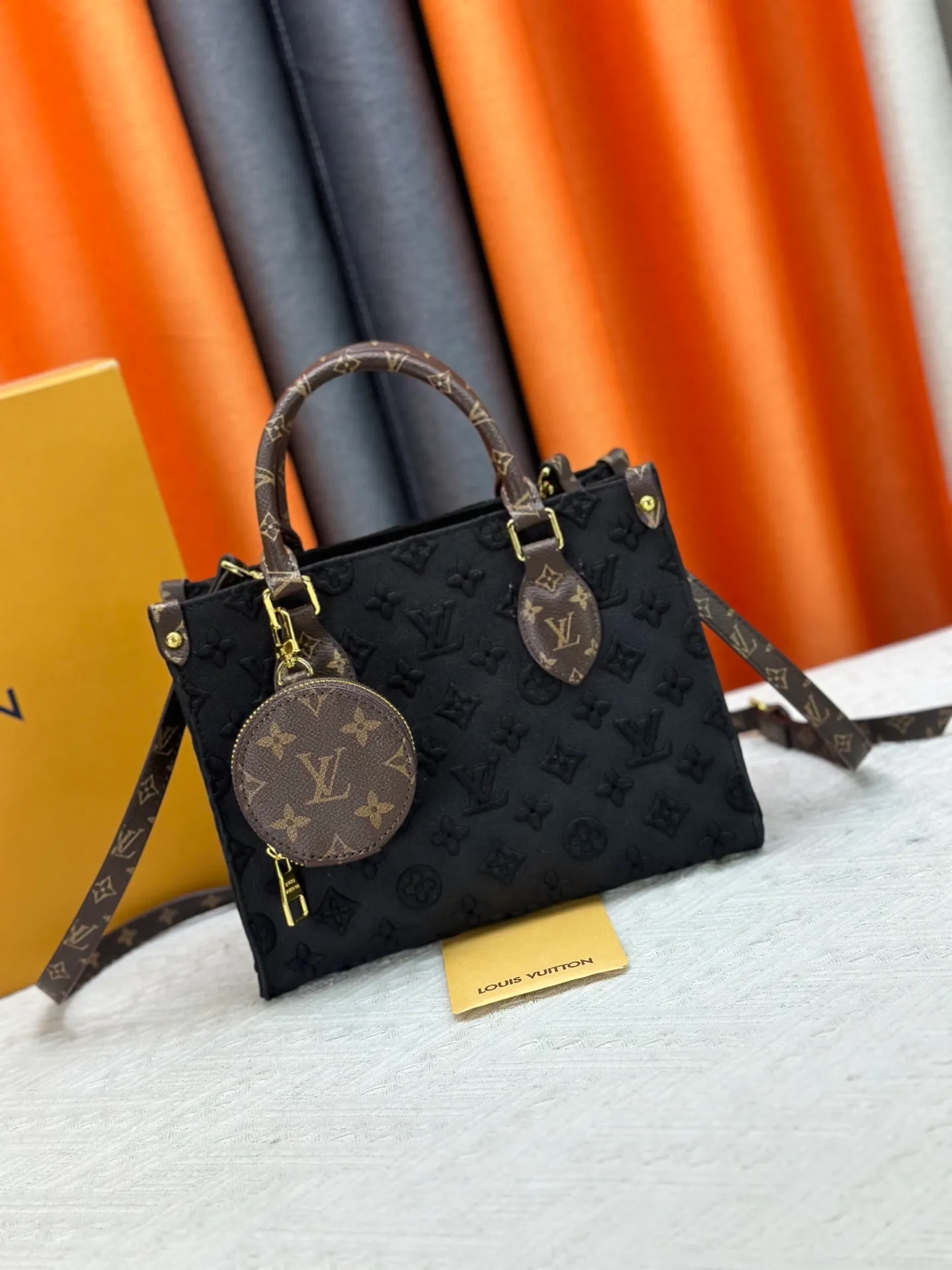 P320 M45659 M46373 Brown embossed Black embossed Gray embossed OnTheGo Small new version The legendary ONTHEGO handbag: made of washed LV Blason denim, with deep tones to enhance the gradient effect of the LV letters, showing Pharrell Williams' creative ingenuity in translating graceful music into fashion language. The zippered front pocket provides easy access to everyday items, while the drawstring closure and magnetic laces provide ample space. Detailed features25x11x19 cm