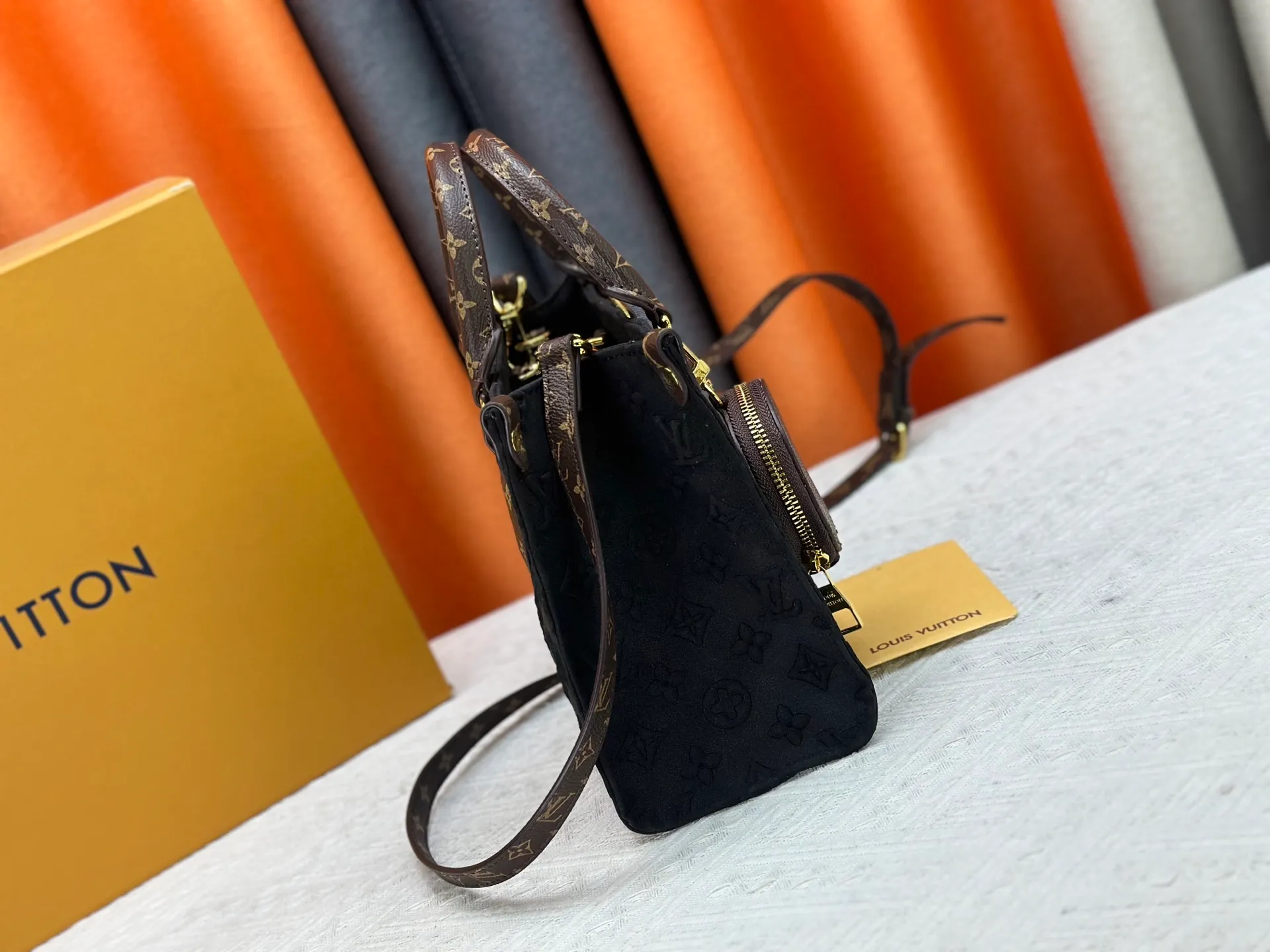 P320 M45659 M46373 Brown embossed Black embossed Gray embossed OnTheGo Small new version The legendary ONTHEGO handbag: made of washed LV Blason denim, with deep tones to enhance the gradient effect of the LV letters, showing Pharrell Williams' creative ingenuity in translating graceful music into fashion language. The zippered front pocket provides easy access to everyday items, while the drawstring closure and magnetic laces provide ample space. Detailed features25x11x19 cm