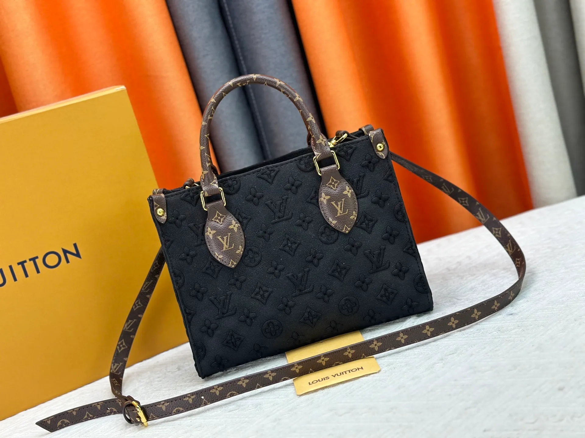 P320 M45659 M46373 Brown embossed Black embossed Gray embossed OnTheGo Small new version The legendary ONTHEGO handbag: made of washed LV Blason denim, with deep tones to enhance the gradient effect of the LV letters, showing Pharrell Williams' creative ingenuity in translating graceful music into fashion language. The zippered front pocket provides easy access to everyday items, while the drawstring closure and magnetic laces provide ample space. Detailed features25x11x19 cm