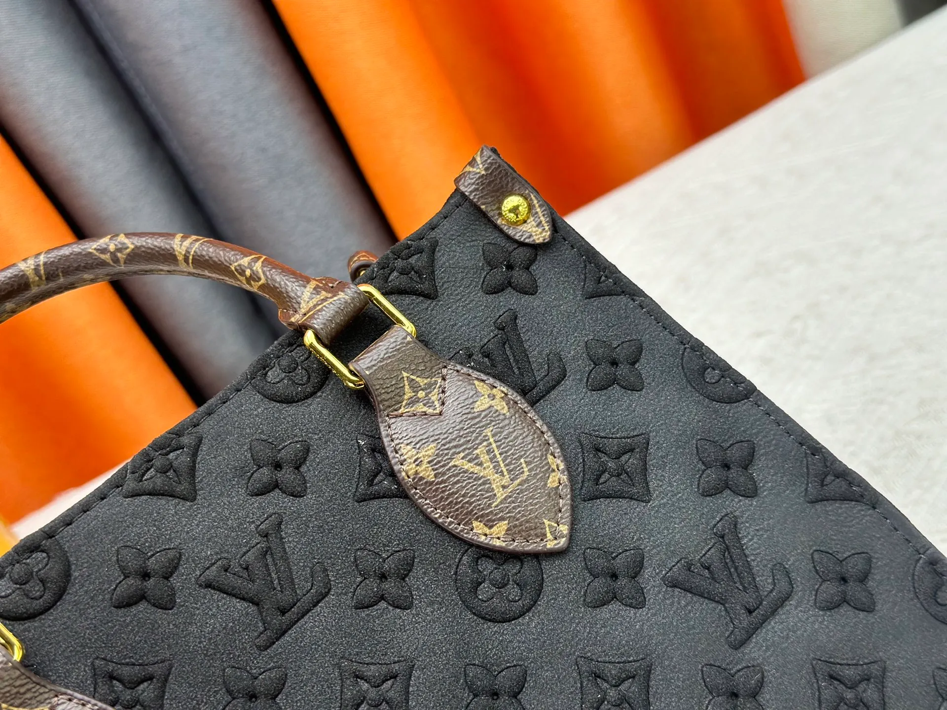 P320 M45659 M46373 Brown embossed Black embossed Gray embossed OnTheGo Small new version The legendary ONTHEGO handbag: made of washed LV Blason denim, with deep tones to enhance the gradient effect of the LV letters, showing Pharrell Williams' creative ingenuity in translating graceful music into fashion language. The zippered front pocket provides easy access to everyday items, while the drawstring closure and magnetic laces provide ample space. Detailed features25x11x19 cm