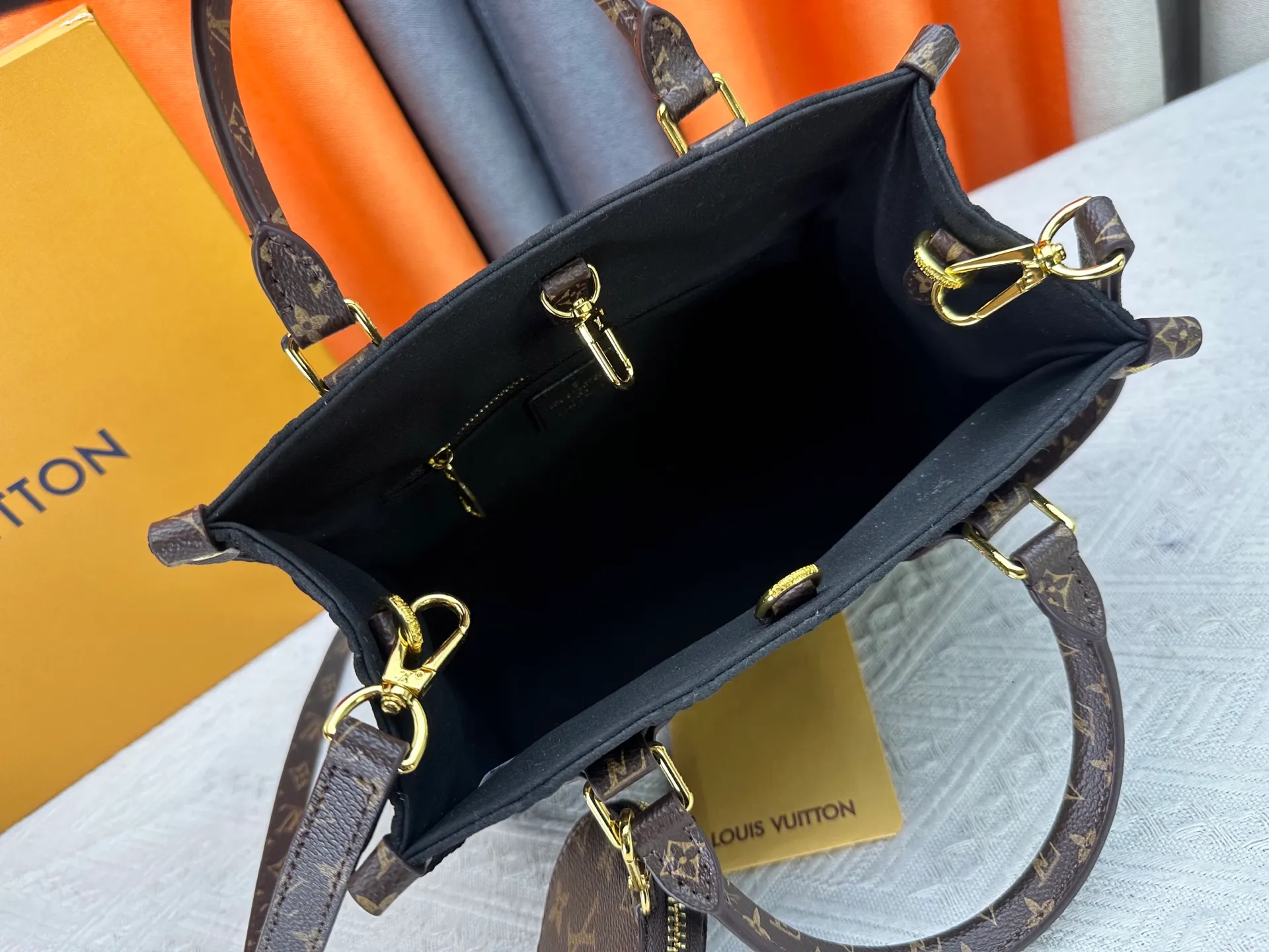 P320 M45659 M46373 Brown embossed Black embossed Gray embossed OnTheGo Small new version The legendary ONTHEGO handbag: made of washed LV Blason denim, with deep tones to enhance the gradient effect of the LV letters, showing Pharrell Williams' creative ingenuity in translating graceful music into fashion language. The zippered front pocket provides easy access to everyday items, while the drawstring closure and magnetic laces provide ample space. Detailed features25x11x19 cm