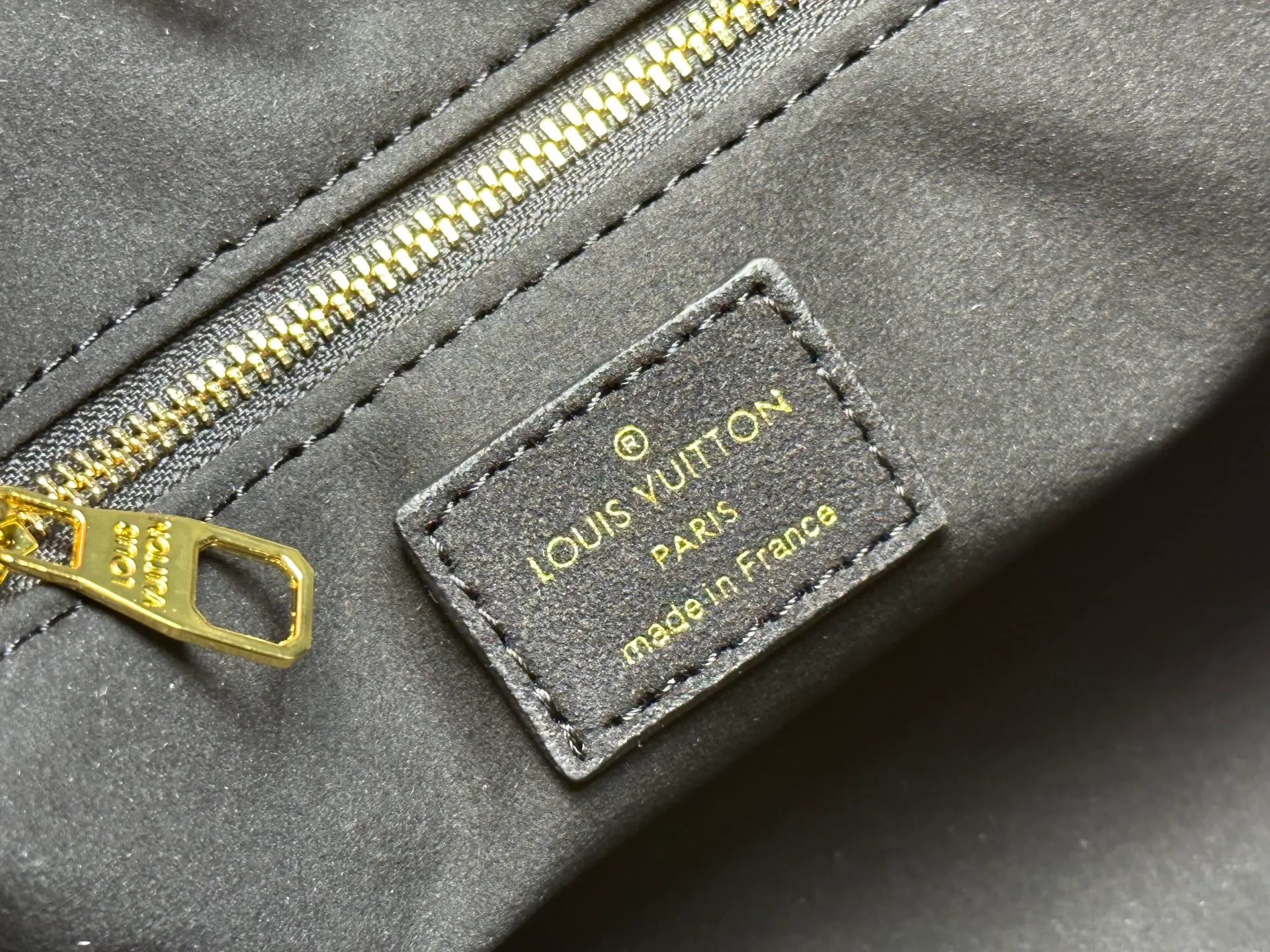 P320 M45659 M46373 Brown embossed Black embossed Gray embossed OnTheGo Small new version The legendary ONTHEGO handbag: made of washed LV Blason denim, with deep tones to enhance the gradient effect of the LV letters, showing Pharrell Williams' creative ingenuity in translating graceful music into fashion language. The zippered front pocket provides easy access to everyday items, while the drawstring closure and magnetic laces provide ample space. Detailed features25x11x19 cm