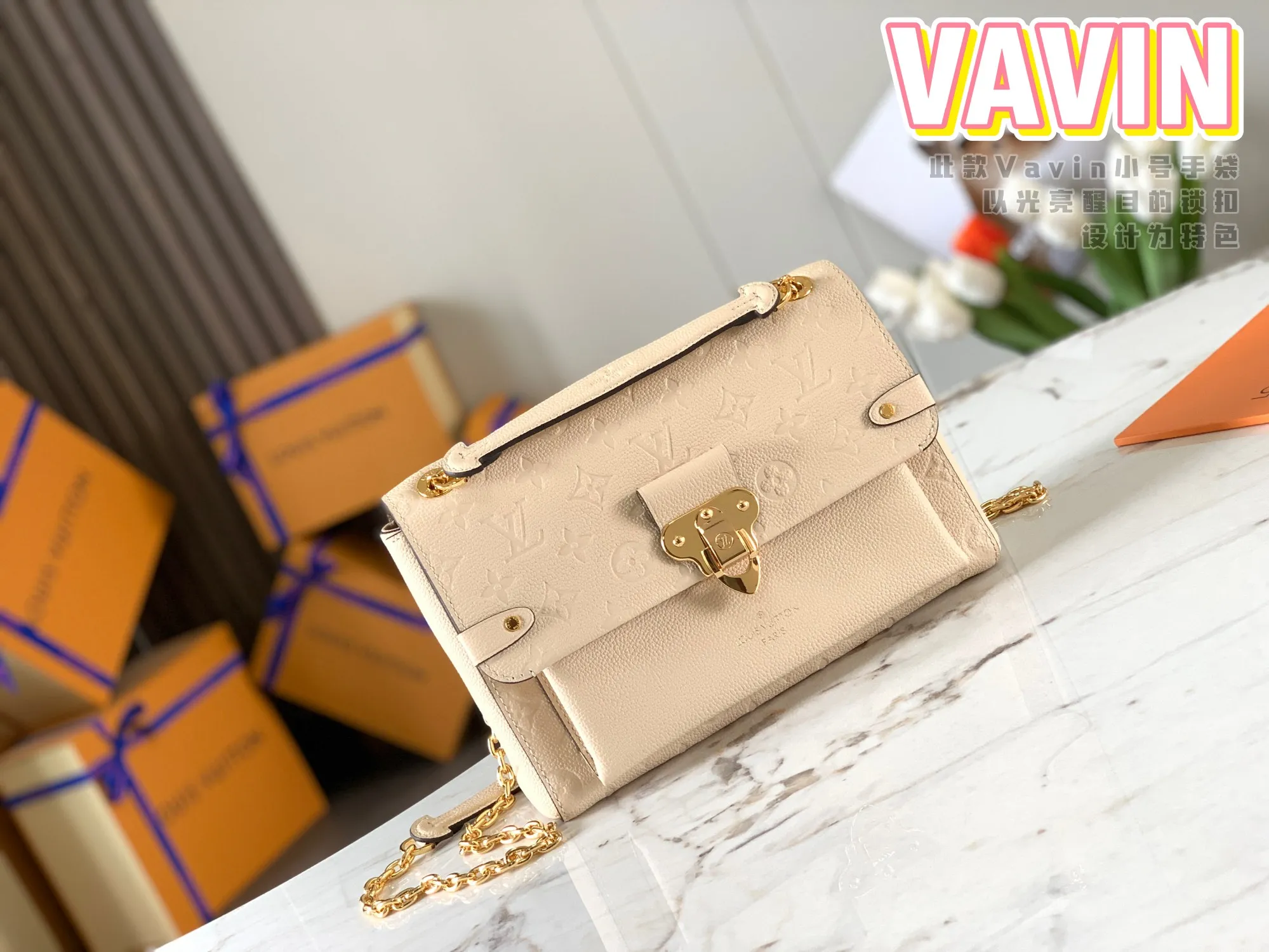 P1360 [Original leather 💋 M43936 milk white embossed] This small VAVIN handbag is made of a mixture of smooth and embossed Monogram Empreinte cowhide. This small Vavin handbag features a bright and eye-catching lock design. Soft and lightweight, fashionable and casual, an easy choice for daily carrying. Comes with an adjustable leather chain strap that can be worn on the shoulder or cross-body. Detailed dimensions: 25.0 x 17.0 x 9.5 cm