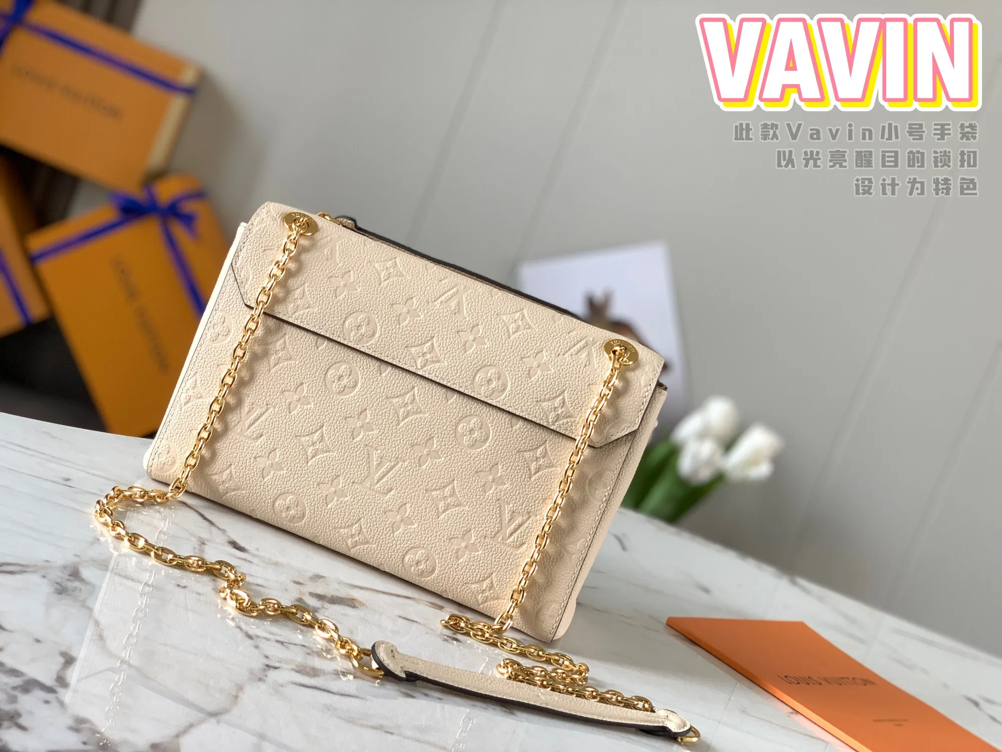 P1360 [Original leather 💋 M43936 milk white embossed] This small VAVIN handbag is made of a mixture of smooth and embossed Monogram Empreinte cowhide. This small Vavin handbag features a bright and eye-catching lock design. Soft and lightweight, fashionable and casual, an easy choice for daily carrying. Comes with an adjustable leather chain strap that can be worn on the shoulder or cross-body. Detailed dimensions: 25.0 x 17.0 x 9.5 cm