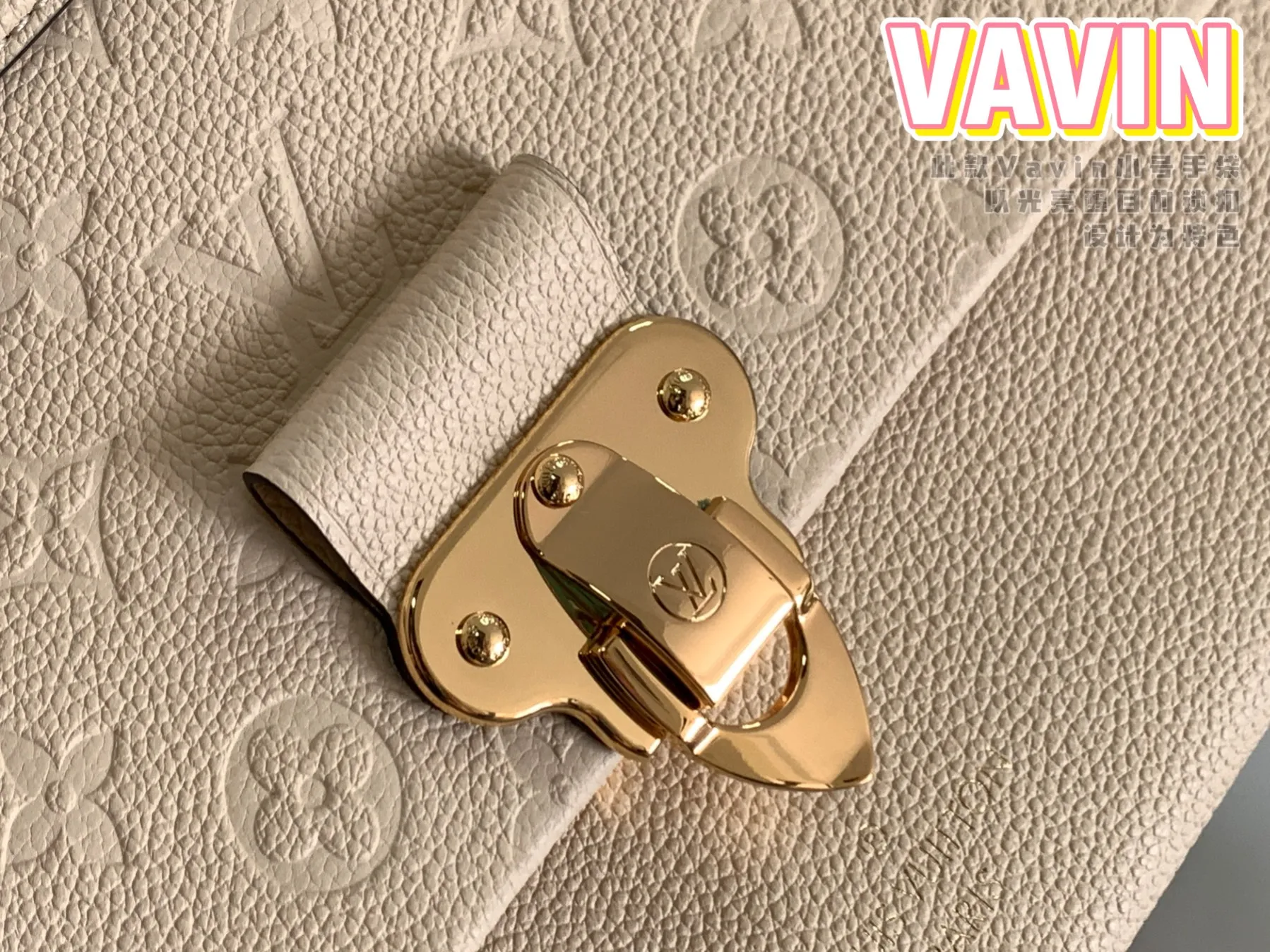 P1360 [Original leather 💋 M43936 milk white embossed] This small VAVIN handbag is made of a mixture of smooth and embossed Monogram Empreinte cowhide. This small Vavin handbag features a bright and eye-catching lock design. Soft and lightweight, fashionable and casual, an easy choice for daily carrying. Comes with an adjustable leather chain strap that can be worn on the shoulder or cross-body. Detailed dimensions: 25.0 x 17.0 x 9.5 cm