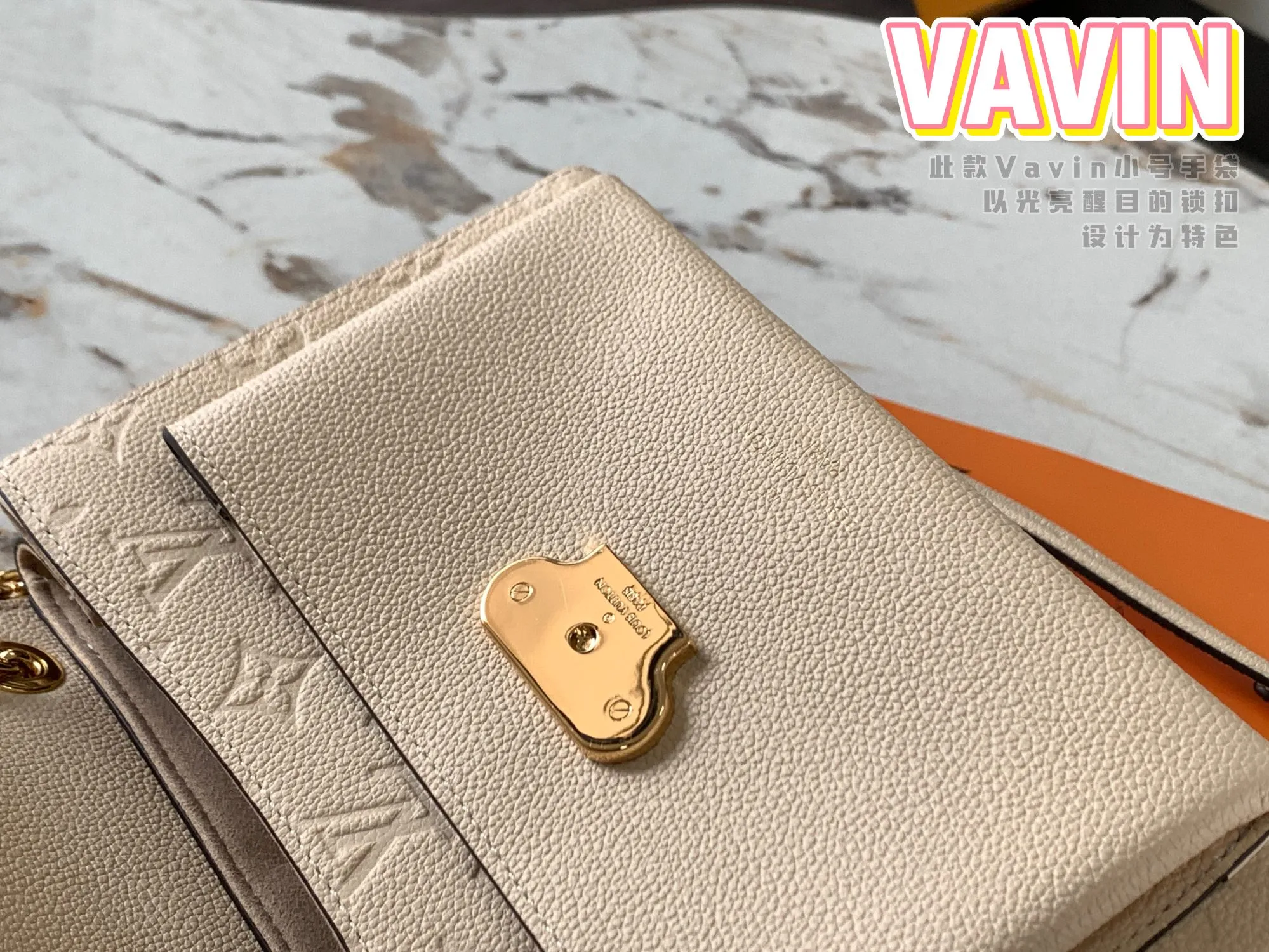 P1360 [Original leather 💋 M43936 milk white embossed] This small VAVIN handbag is made of a mixture of smooth and embossed Monogram Empreinte cowhide. This small Vavin handbag features a bright and eye-catching lock design. Soft and lightweight, fashionable and casual, an easy choice for daily carrying. Comes with an adjustable leather chain strap that can be worn on the shoulder or cross-body. Detailed dimensions: 25.0 x 17.0 x 9.5 cm
