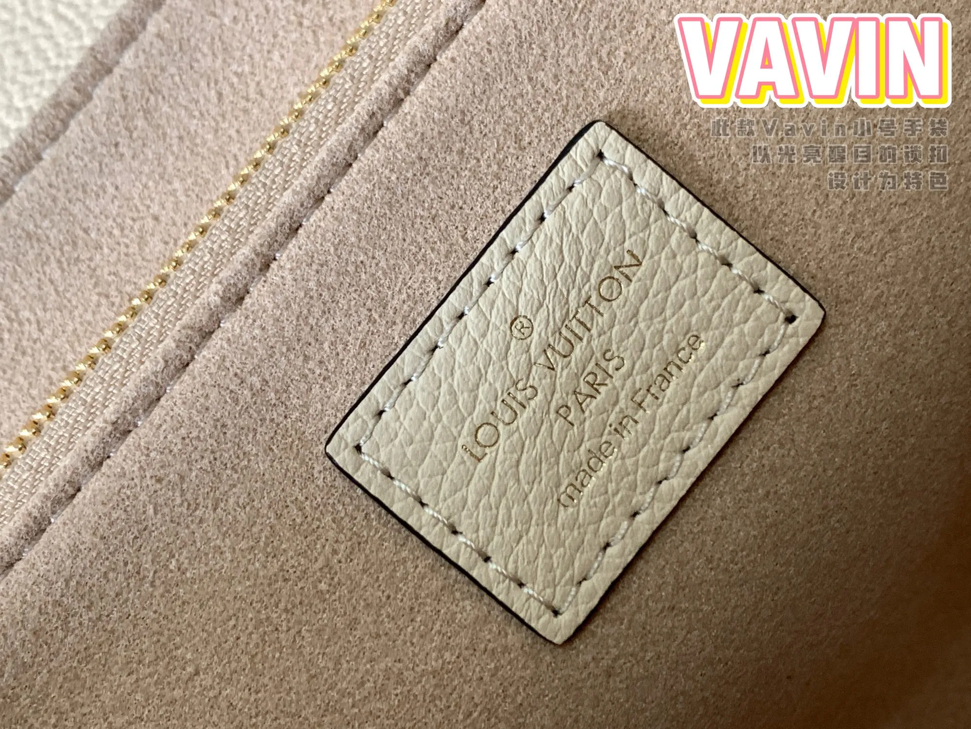 P1360 [Original leather 💋 M43936 milk white embossed] This small VAVIN handbag is made of a mixture of smooth and embossed Monogram Empreinte cowhide. This small Vavin handbag features a bright and eye-catching lock design. Soft and lightweight, fashionable and casual, an easy choice for daily carrying. Comes with an adjustable leather chain strap that can be worn on the shoulder or cross-body. Detailed dimensions: 25.0 x 17.0 x 9.5 cm