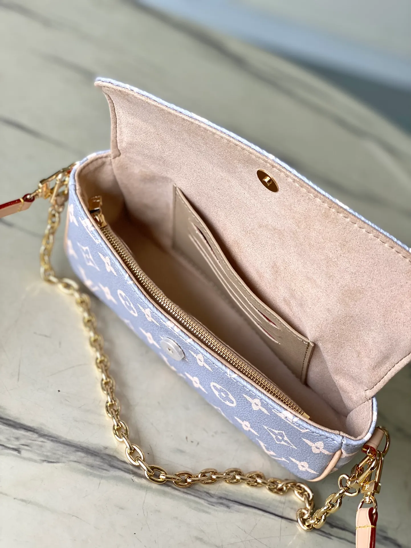 💰760 Top Original Order M12778 This Wallet On Chain Ivy handbag draws inspiration from the color of the brand's traditional hard trunk, rendering the iconic Monogram coated canvas in elegant French tones. The card compartment and zippered inner pocket can accommodate daily needs, and the chain and adjustable leather shoulder strap are detachable, allowing for long and short shoulder and cross-body wear options. 23.5 x 12 x 4.3 cm (length x height x width)