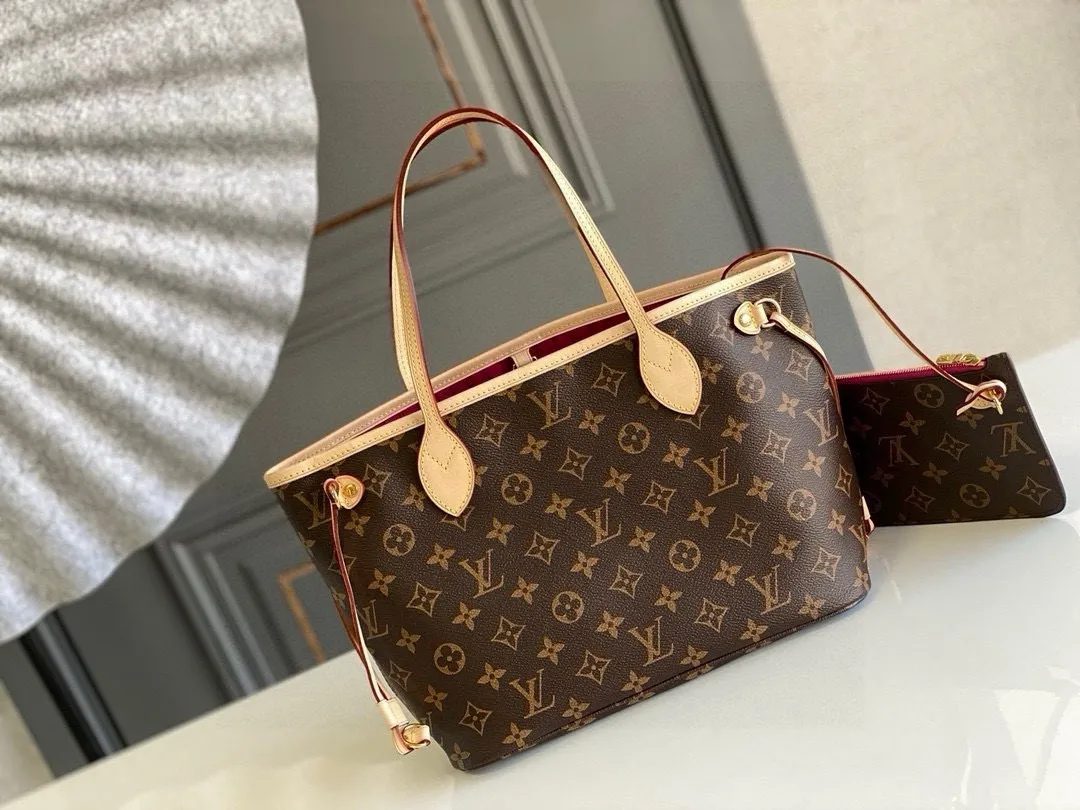 💰780 (Small steel nails) Top original order M41245 NEVERFULL PM This Neverfull MM handbag combines timeless classic design with traditional details. It is made of Monogram canvas and trimmed with natural cowhide. The interior is extra spacious but not heavy. Tighten the side straps to create a fashionable and charming shape, and loosen them to show a more casual atmosphere. The slim and comfortable handle can be easily slung over the shoulder or carried by arm. Lined in a vibrant color, the bag has a detachable organizer that can be used independently as a clutch or as an extra pocket. 29 cm