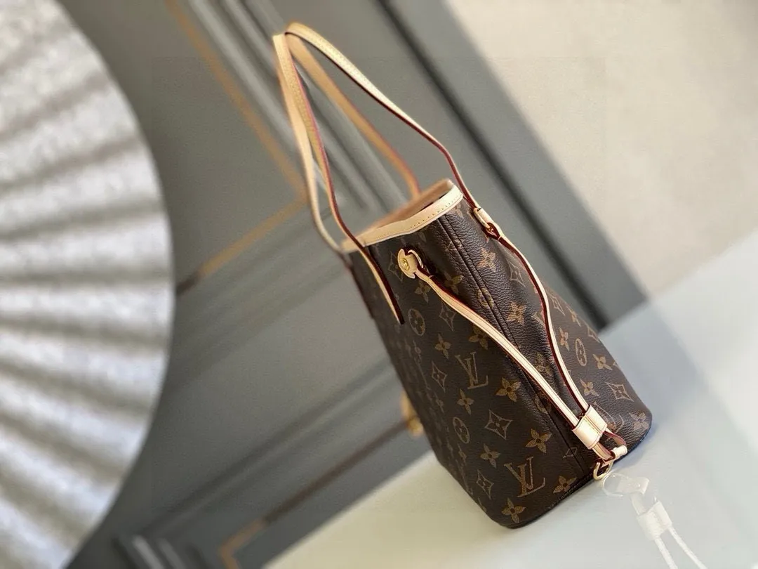 💰780 (Small steel nails) Top original order M41245 NEVERFULL PM This Neverfull MM handbag combines timeless classic design with traditional details. It is made of Monogram canvas and trimmed with natural cowhide. The interior is extra spacious but not heavy. Tighten the side straps to create a fashionable and charming shape, and loosen them to show a more casual atmosphere. The slim and comfortable handle can be easily slung over the shoulder or carried by arm. Lined in a vibrant color, the bag has a detachable organizer that can be used independently as a clutch or as an extra pocket. 29 cm