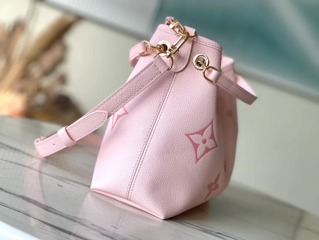 💰1260 (top layer leather) top original order M46492 pink silk screen full leather chain bag bucket bag series This Summer Bundle handbag is from the Dégradé series. The new drawstring design adds a summer atmosphere. The Monogram Empreinte embossed leather bag features a gradient tone to brighten any seasonal look. The double handles and detachable cross-body strap provide a variety of stylish carrying options, making it a great companion for travel day and night. Size: 28*20*11.5cm