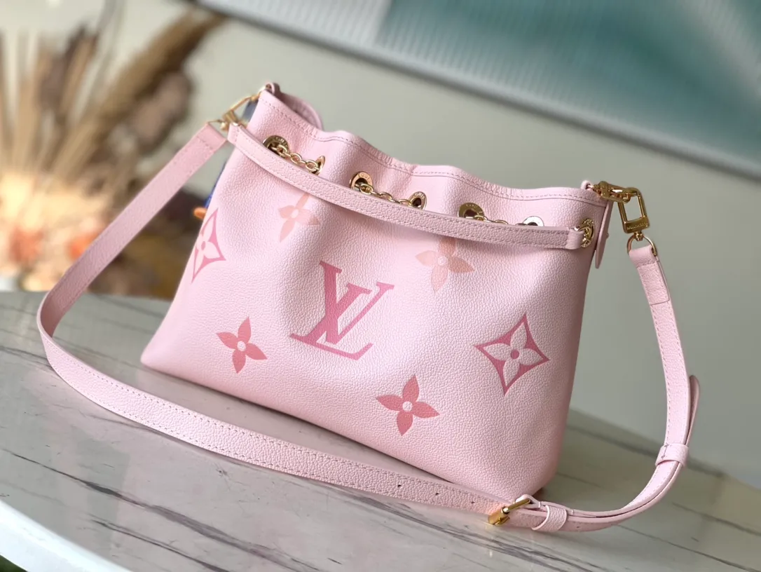 💰1260 (top layer leather) top original order M46492 pink silk screen full leather chain bag bucket bag series This Summer Bundle handbag is from the Dégradé series. The new drawstring design adds a summer atmosphere. The Monogram Empreinte embossed leather bag features a gradient tone to brighten any seasonal look. The double handles and detachable cross-body strap provide a variety of stylish carrying options, making it a great companion for travel day and night. Size: 28*20*11.5cm