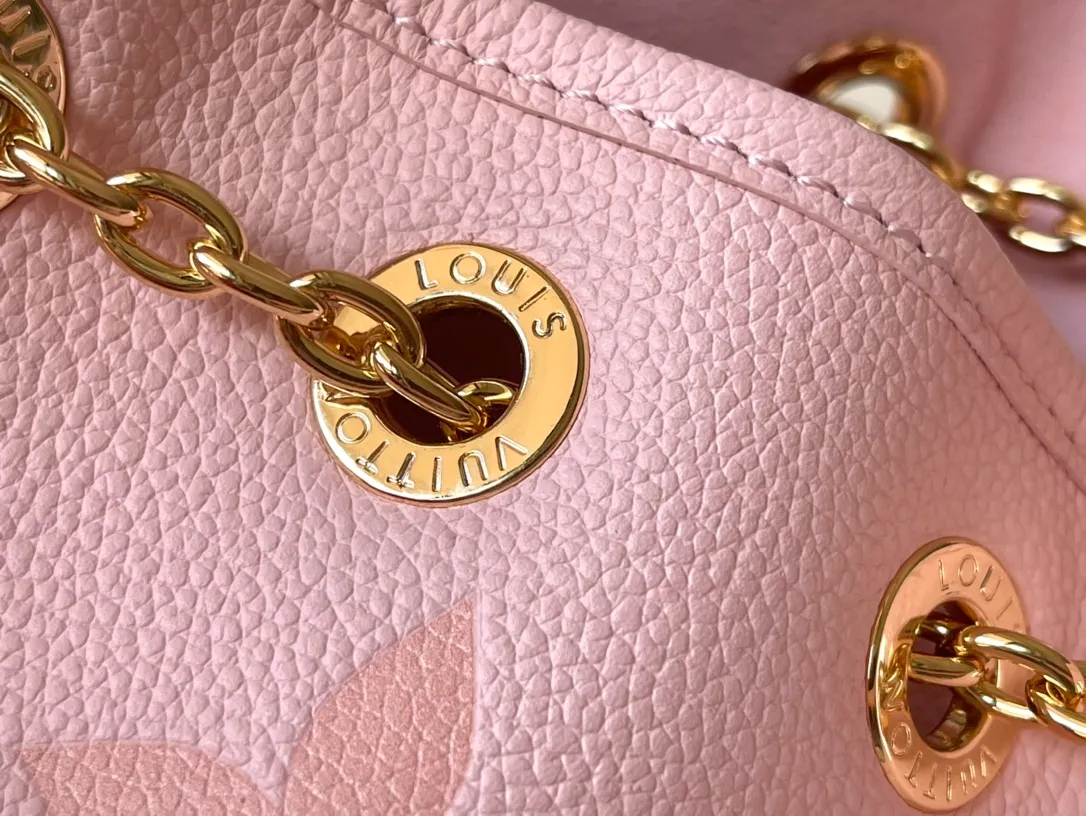 💰1260 (top layer leather) top original order M46492 pink silk screen full leather chain bag bucket bag series This Summer Bundle handbag is from the Dégradé series. The new drawstring design adds a summer atmosphere. The Monogram Empreinte embossed leather bag features a gradient tone to brighten any seasonal look. The double handles and detachable cross-body strap provide a variety of stylish carrying options, making it a great companion for travel day and night. Size: 28*20*11.5cm