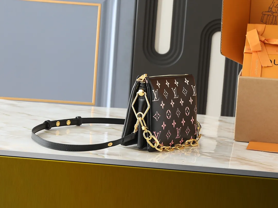 💰240💰Upgraded from the original M59598 M59389 M59396 M13233 M21259 M25218 M20770 M11401 This Coussin BB handbag is made of soft sheep leather with an embossed Monogram pattern. It has an inner compartment in a compact silhouette, making it an elegant choice for both day and night. Both the chunky chain and slim leather strap are removable, allowing for a variety of styling possibilities. Dimensions: 21.0 x 16.0 x 7.0 cm (length x height x width)
