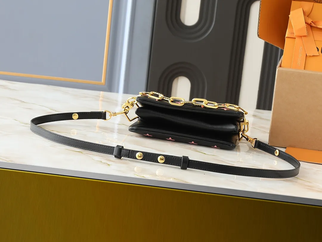 💰240💰Upgraded from the original M59598 M59389 M59396 M13233 M21259 M25218 M20770 M11401 This Coussin BB handbag is made of soft sheep leather with an embossed Monogram pattern. It has an inner compartment in a compact silhouette, making it an elegant choice for both day and night. Both the chunky chain and slim leather strap are removable, allowing for a variety of styling possibilities. Dimensions: 21.0 x 16.0 x 7.0 cm (length x height x width)
