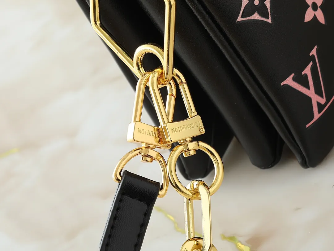 💰240💰Upgraded from the original M59598 M59389 M59396 M13233 M21259 M25218 M20770 M11401 This Coussin BB handbag is made of soft sheep leather with an embossed Monogram pattern. It has an inner compartment in a compact silhouette, making it an elegant choice for both day and night. Both the chunky chain and slim leather strap are removable, allowing for a variety of styling possibilities. Dimensions: 21.0 x 16.0 x 7.0 cm (length x height x width)