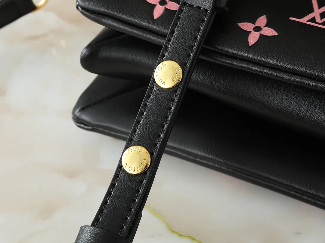 💰240💰Upgraded from the original M59598 M59389 M59396 M13233 M21259 M25218 M20770 M11401 This Coussin BB handbag is made of soft sheep leather with an embossed Monogram pattern. It has an inner compartment in a compact silhouette, making it an elegant choice for both day and night. Both the chunky chain and slim leather strap are removable, allowing for a variety of styling possibilities. Dimensions: 21.0 x 16.0 x 7.0 cm (length x height x width)