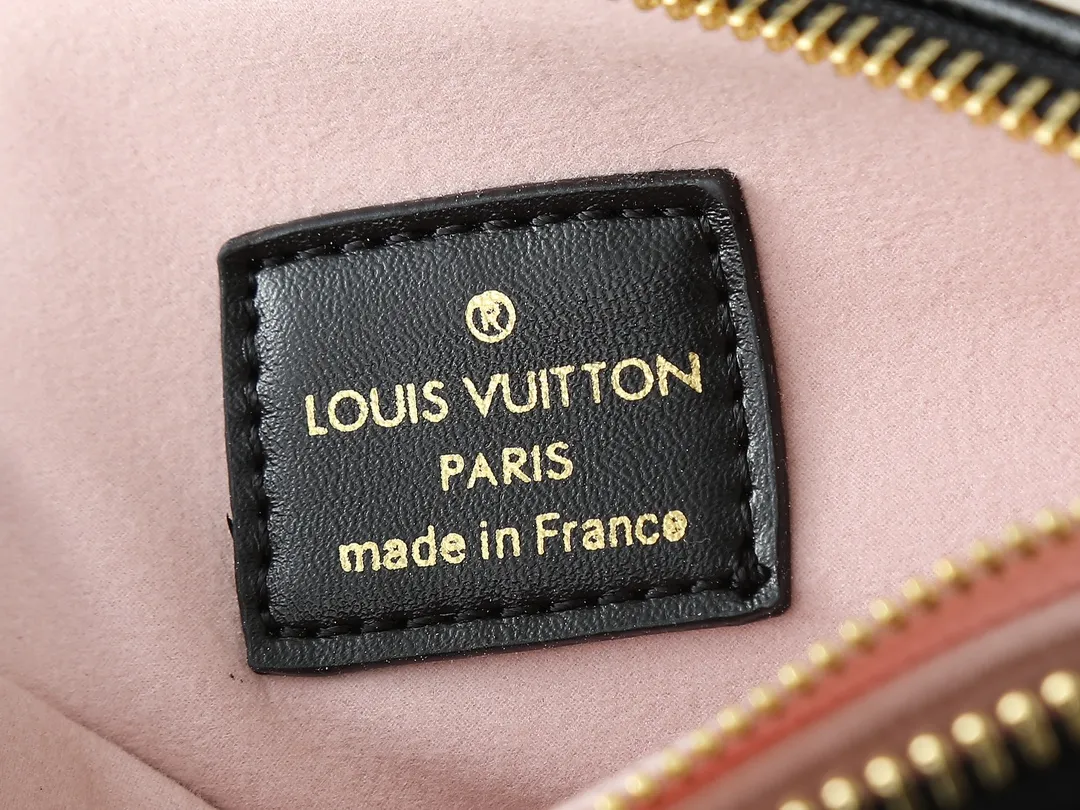 💰240💰Upgraded from the original M59598 M59389 M59396 M13233 M21259 M25218 M20770 M11401 This Coussin BB handbag is made of soft sheep leather with an embossed Monogram pattern. It has an inner compartment in a compact silhouette, making it an elegant choice for both day and night. Both the chunky chain and slim leather strap are removable, allowing for a variety of styling possibilities. Dimensions: 21.0 x 16.0 x 7.0 cm (length x height x width)