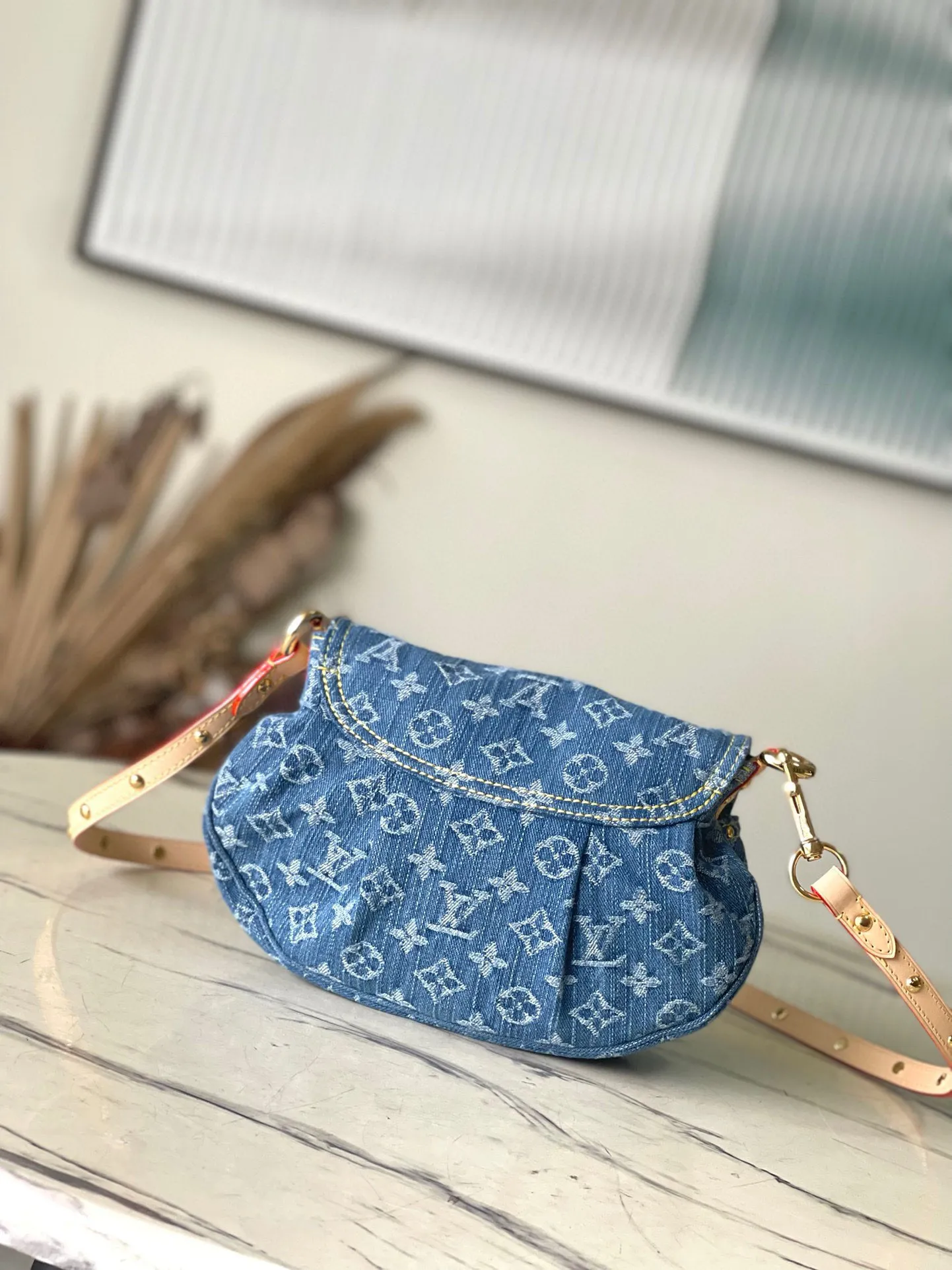 💰1000 top original order M46829 denim Sunset handbag focusing on Monogram Denim canvas. This material is made through multiple processes. The Monogram pattern is woven with cotton yarn certified by the Global Organic Textile Standard and then bleached. The finished product is sand-washed to create a unique look, and branded buckles add an eye-catching touch. Dimensions: 27 x 18 x 3 cm (length x height x width)