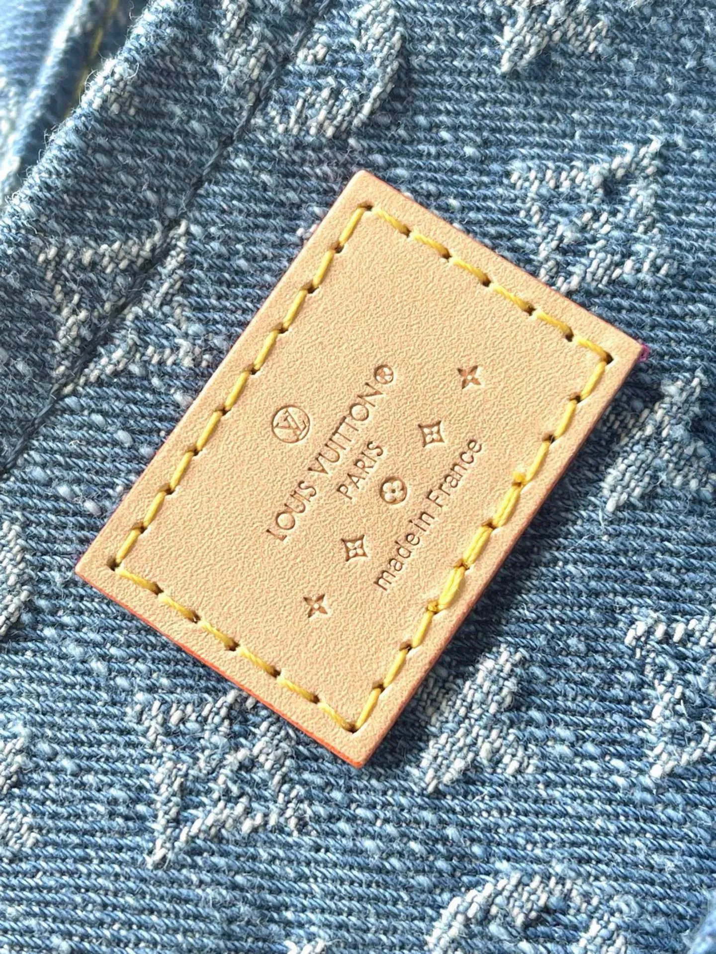 💰1000 top original order M46829 denim Sunset handbag focusing on Monogram Denim canvas. This material is made through multiple processes. The Monogram pattern is woven with cotton yarn certified by the Global Organic Textile Standard and then bleached. The finished product is sand-washed to create a unique look, and branded buckles add an eye-catching touch. Dimensions: 27 x 18 x 3 cm (length x height x width)