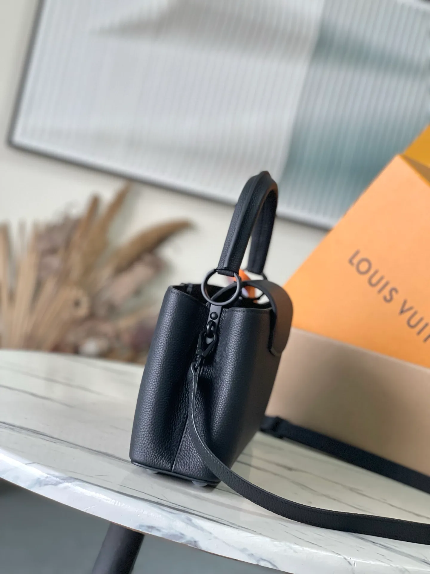 💰2260 "Special Grade Original Leather" M23947 Black Paint Medium This Capucines medium handbag adopts a horizontal configuration, bringing a new interpretation to the brand's classic design. The luxurious Taurillon leather and metal hardware have a matte texture, and there's plenty of room to easily store your cell phone, long wallet and other daily necessities. Removable and adjustable leather shoulder strap allows for more styling possibilities. Dimensions: 33 × 19 × 9 cm