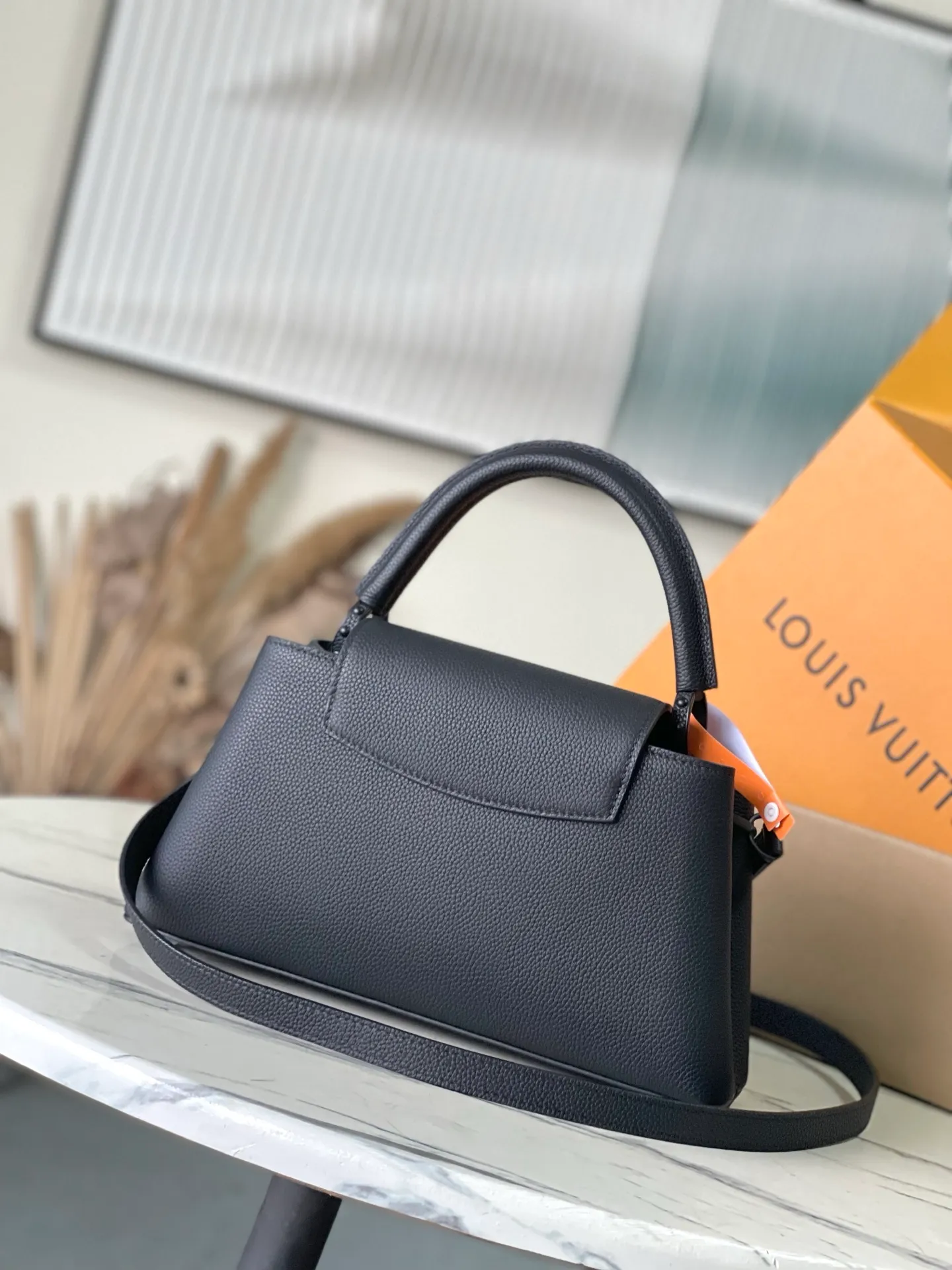 💰2260 "Special Grade Original Leather" M23947 Black Paint Medium This Capucines medium handbag adopts a horizontal configuration, bringing a new interpretation to the brand's classic design. The luxurious Taurillon leather and metal hardware have a matte texture, and there's plenty of room to easily store your cell phone, long wallet and other daily necessities. Removable and adjustable leather shoulder strap allows for more styling possibilities. Dimensions: 33 × 19 × 9 cm