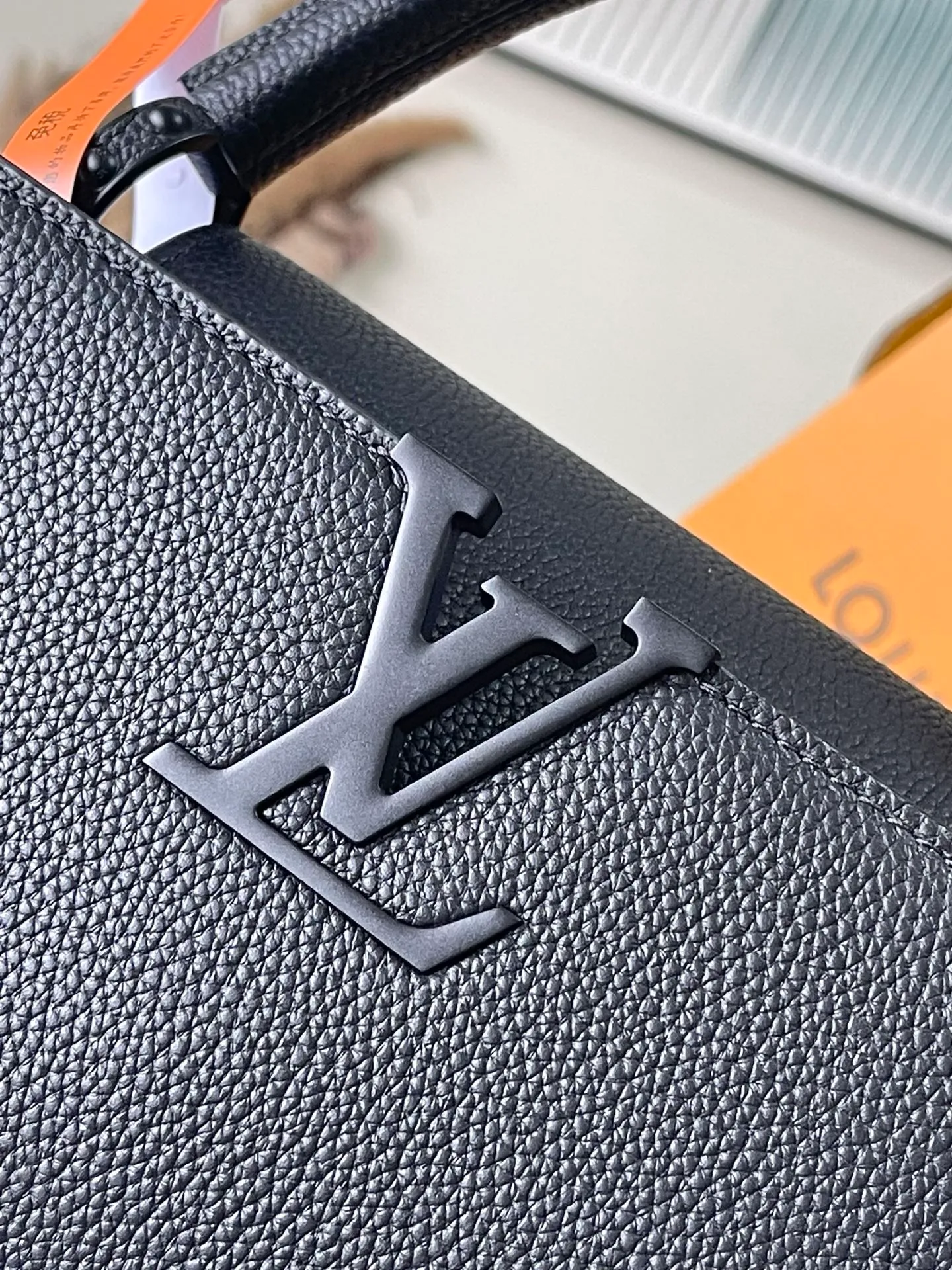 💰2260 "Special Grade Original Leather" M23947 Black Paint Medium This Capucines medium handbag adopts a horizontal configuration, bringing a new interpretation to the brand's classic design. The luxurious Taurillon leather and metal hardware have a matte texture, and there's plenty of room to easily store your cell phone, long wallet and other daily necessities. Removable and adjustable leather shoulder strap allows for more styling possibilities. Dimensions: 33 × 19 × 9 cm