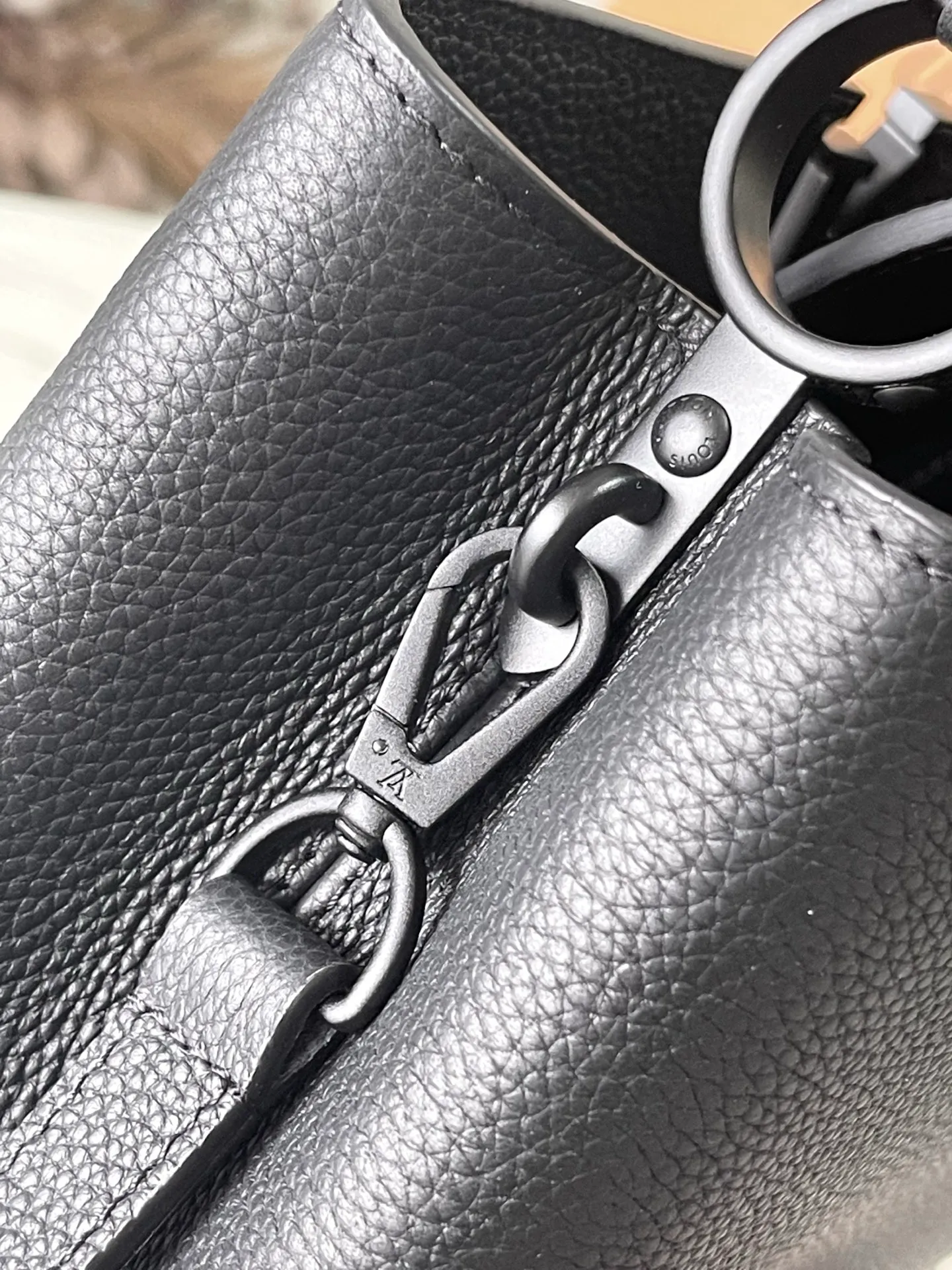 💰2260 "Special Grade Original Leather" M23947 Black Paint Medium This Capucines medium handbag adopts a horizontal configuration, bringing a new interpretation to the brand's classic design. The luxurious Taurillon leather and metal hardware have a matte texture, and there's plenty of room to easily store your cell phone, long wallet and other daily necessities. Removable and adjustable leather shoulder strap allows for more styling possibilities. Dimensions: 33 × 19 × 9 cm