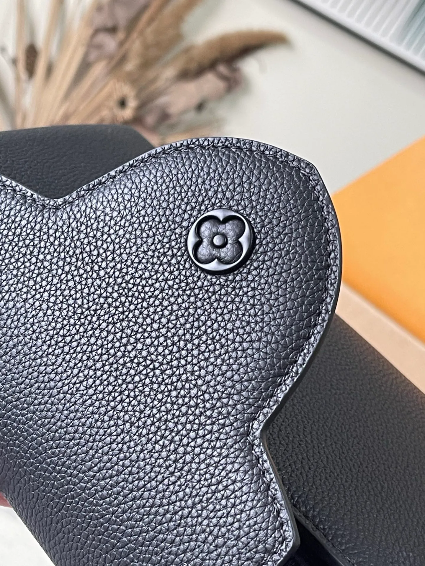 💰2260 "Special Grade Original Leather" M23947 Black Paint Medium This Capucines medium handbag adopts a horizontal configuration, bringing a new interpretation to the brand's classic design. The luxurious Taurillon leather and metal hardware have a matte texture, and there's plenty of room to easily store your cell phone, long wallet and other daily necessities. Removable and adjustable leather shoulder strap allows for more styling possibilities. Dimensions: 33 × 19 × 9 cm
