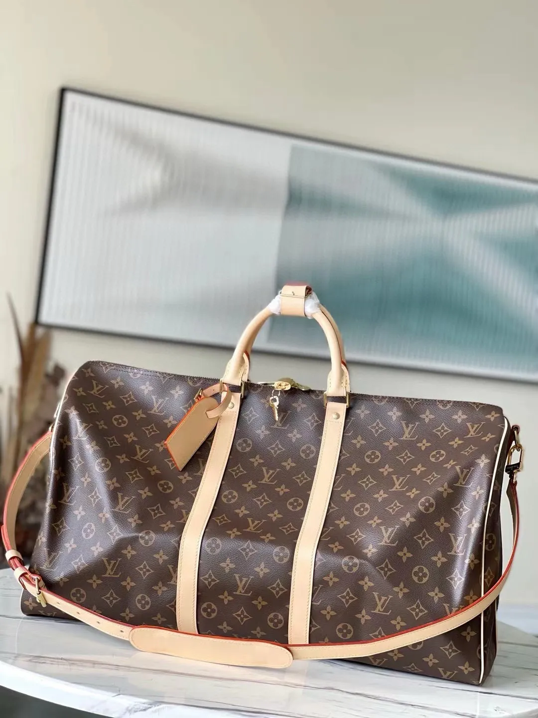 💰1040 (55 size) top original M41414 presbyopic yellow leather, spacious capacity, flexible use. Durable, safe and reliable. Fashionable style, mature and stable. Features a secure double zipper and padlock, making it perfect for business or pleasure. Dimensions: 55 × 31 × 26 cm