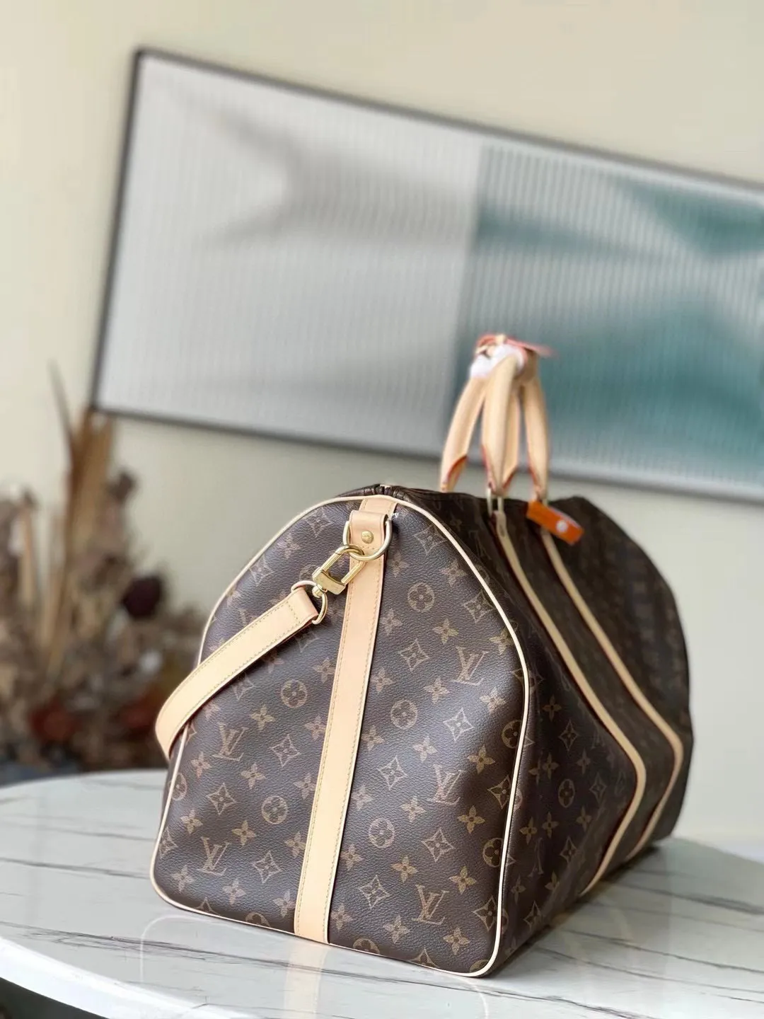 💰1040 (55 size) top original M41414 presbyopic yellow leather, spacious capacity, flexible use. Durable, safe and reliable. Fashionable style, mature and stable. Features a secure double zipper and padlock, making it perfect for business or pleasure. Dimensions: 55 × 31 × 26 cm