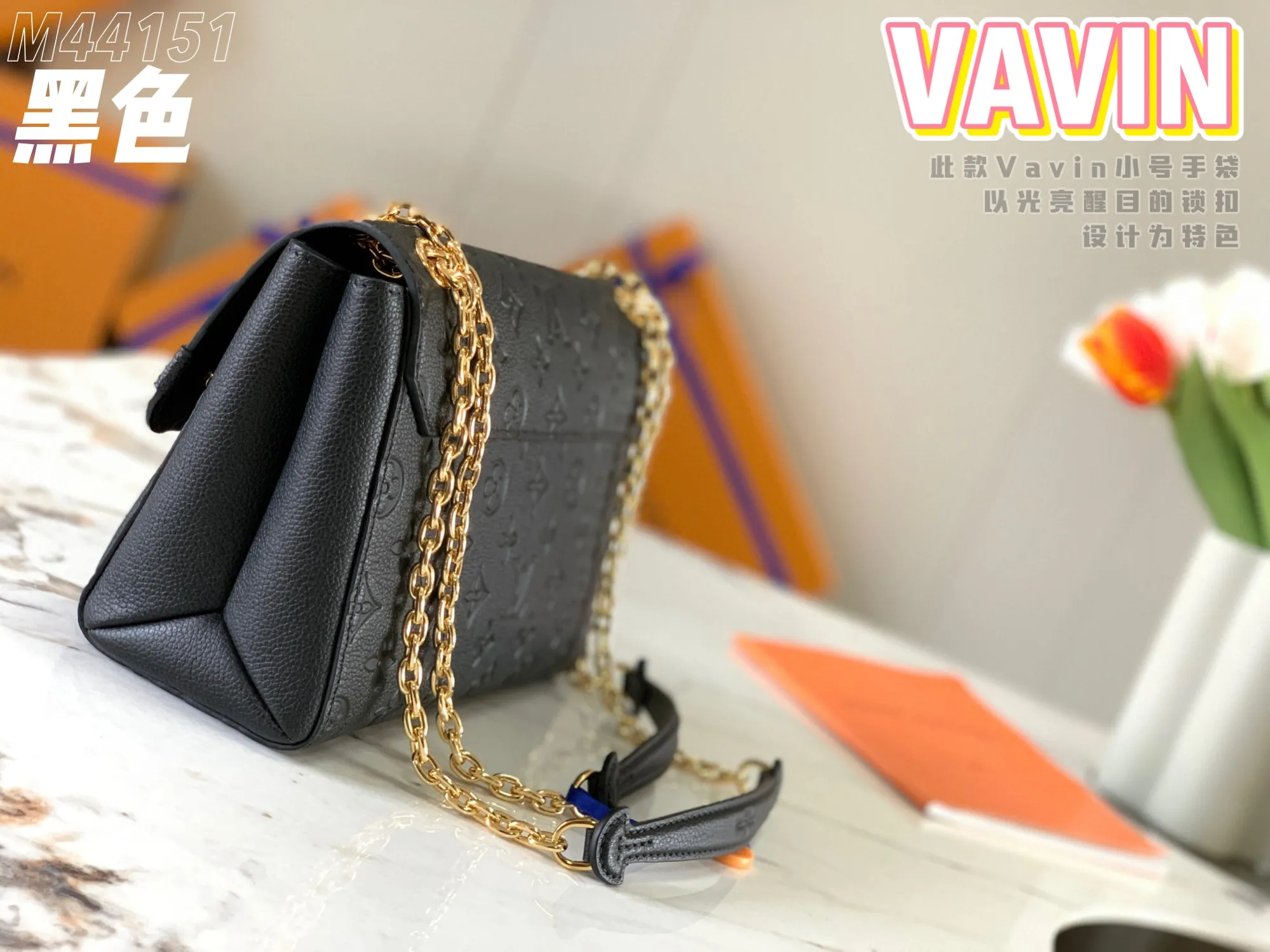 P1360 [Original leather 💋 M44151 black embossed] This small VAVIN handbag is made of a mixture of smooth and embossed Monogram Empreinte cowhide. This small Vavin handbag features a bright and eye-catching lock design. Soft and lightweight, fashionable and casual, an easy choice for daily carrying. Comes with an adjustable leather chain strap that can be worn on the shoulder or cross-body. Dimensions: 25.0 x 17.0 x 9.5 cm