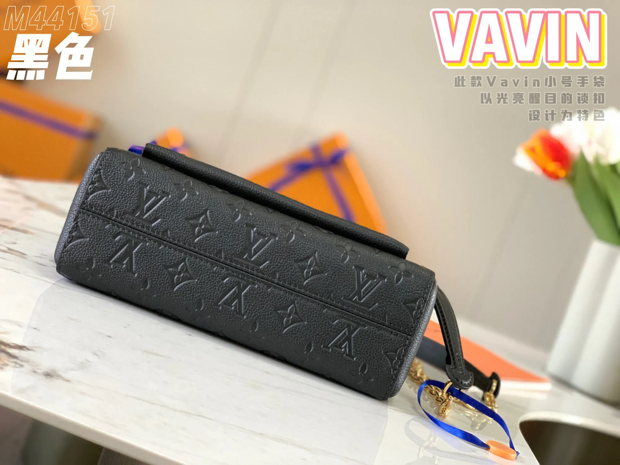 P1360 [Original leather 💋 M44151 black embossed] This small VAVIN handbag is made of a mixture of smooth and embossed Monogram Empreinte cowhide. This small Vavin handbag features a bright and eye-catching lock design. Soft and lightweight, fashionable and casual, an easy choice for daily carrying. Comes with an adjustable leather chain strap that can be worn on the shoulder or cross-body. Dimensions: 25.0 x 17.0 x 9.5 cm
