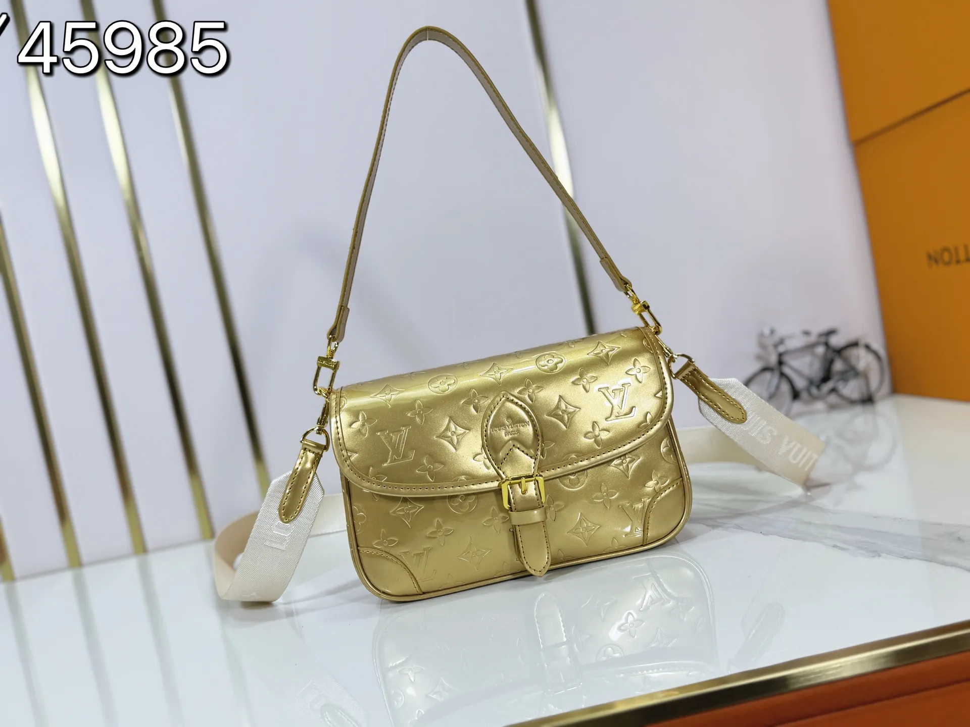 Batch 260 Upgraded Original M45985 M45988 Gold Silver This Diane handbag is decorated with classic Monogram cow leather and dazzling metal parts, using modern touches to interpret the new season interest. The zippered interior pocket keeps valuables secure, and the removable leather shoulder strap allows for a variety of carrying options. Dimensions: 24.0 x 15.0 x 9.0 cm (length x height x width)