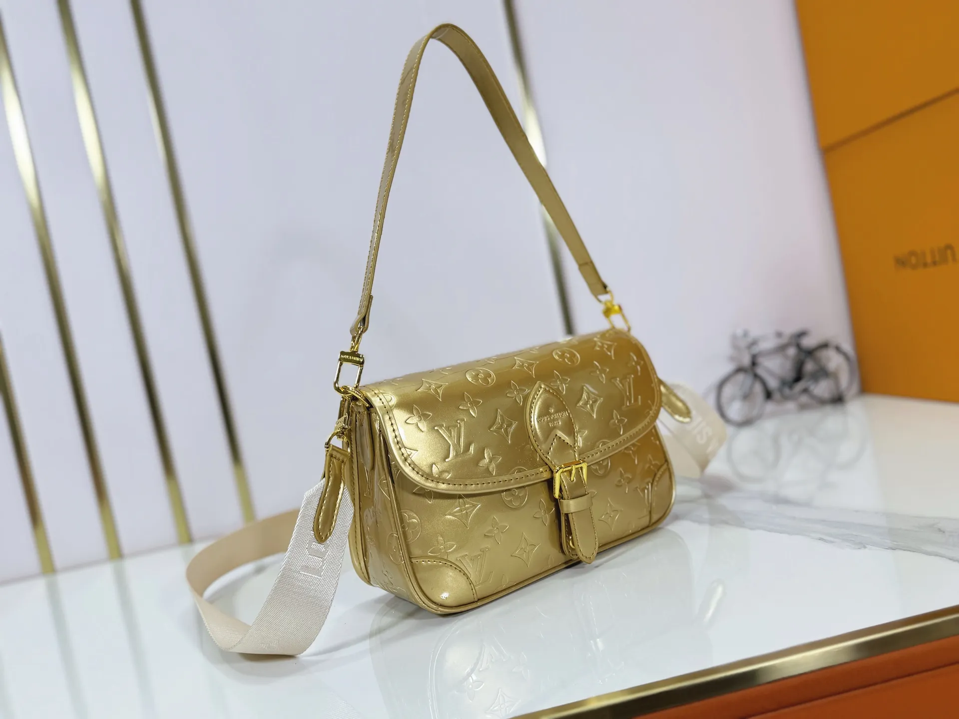 Batch 260 Upgraded Original M45985 M45988 Gold Silver This Diane handbag is decorated with classic Monogram cow leather and dazzling metal parts, using modern touches to interpret the new season interest. The zippered interior pocket keeps valuables secure, and the removable leather shoulder strap allows for a variety of carrying options. Dimensions: 24.0 x 15.0 x 9.0 cm (length x height x width)